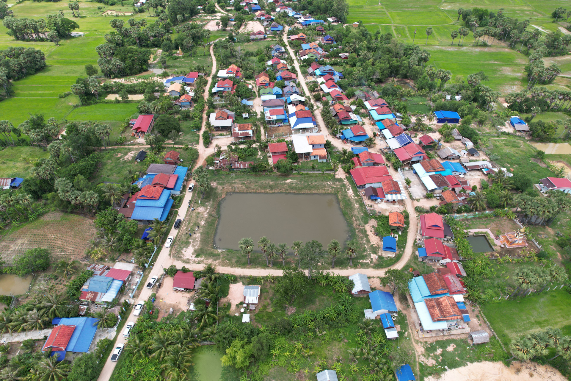 ឯកឧត្ដម ឆាយ ឫទ្ធិសែន អញ្ជើញចុះពិនិត្យគុណភាព និងស្ថានភាពផ្លូវចំនួន ៣ខ្សែ និងស្រះទឹក ១កន្លែង នៅក្នុងខេត្តតាកែវ 26 23DJI 0968