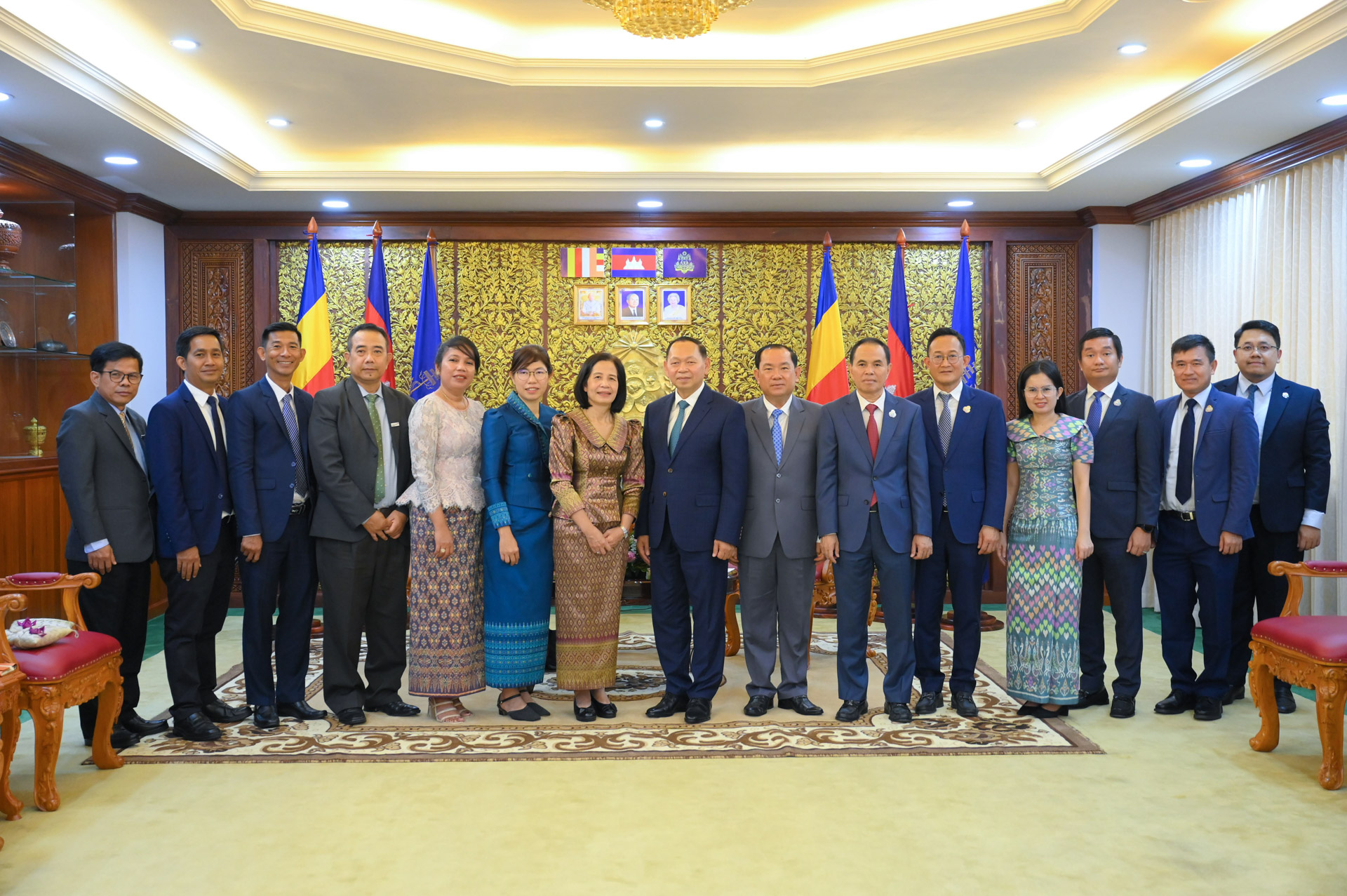 ឯកឧត្តម ឆាយ ឫទ្ធិសែន អនុញ្ញាតជូនលោកស្រីវេជ្ជបណ្ឌិតនាយិកាស្តីទីអង្គការទស្សនៈពិភពលោកអន្តរជាតិ និងសហការី ចូលជួបសម្តែងការគួរសម និងពិភាក្សាការងារ 31 29 2