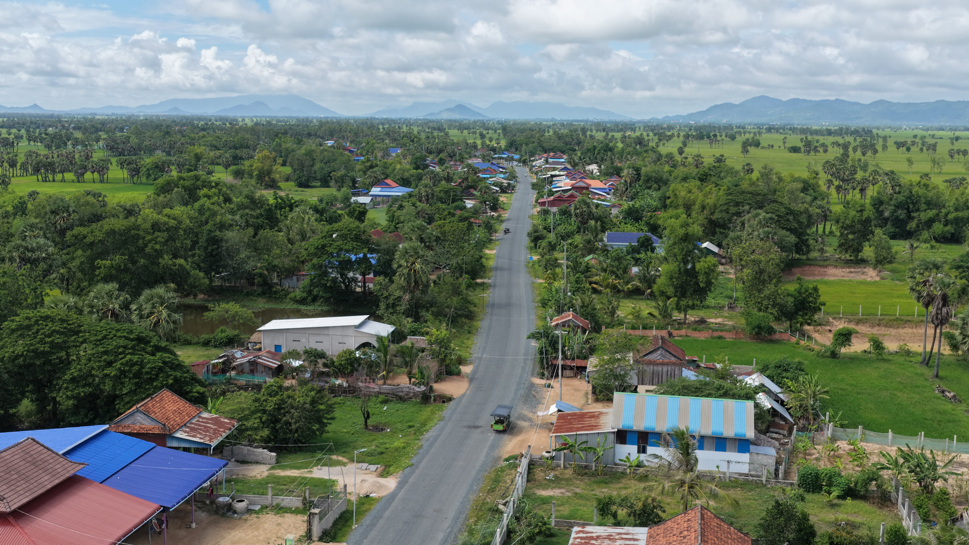 ឯកឧត្ដម ឆាយ ឫទ្ធិសែន អញ្ជើញចុះពិនិត្យគុណភាព និងស្ថានភាពផ្លូវចំនួន ៣ខ្សែ និងស្រះទឹក ១កន្លែង នៅក្នុងខេត្តតាកែវ 10 4 22