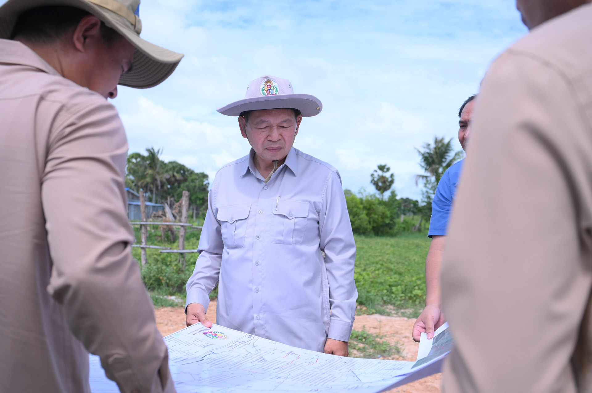 ឯកឧត្ដម ឆាយ ឫទ្ធិសែន អញ្ជើញចុះពិនិត្យគុណភាព និងស្ថានភាពផ្លូវចំនួន ៣ខ្សែ និងស្រះទឹក ១កន្លែង នៅក្នុងខេត្តតាកែវ 8 6 22