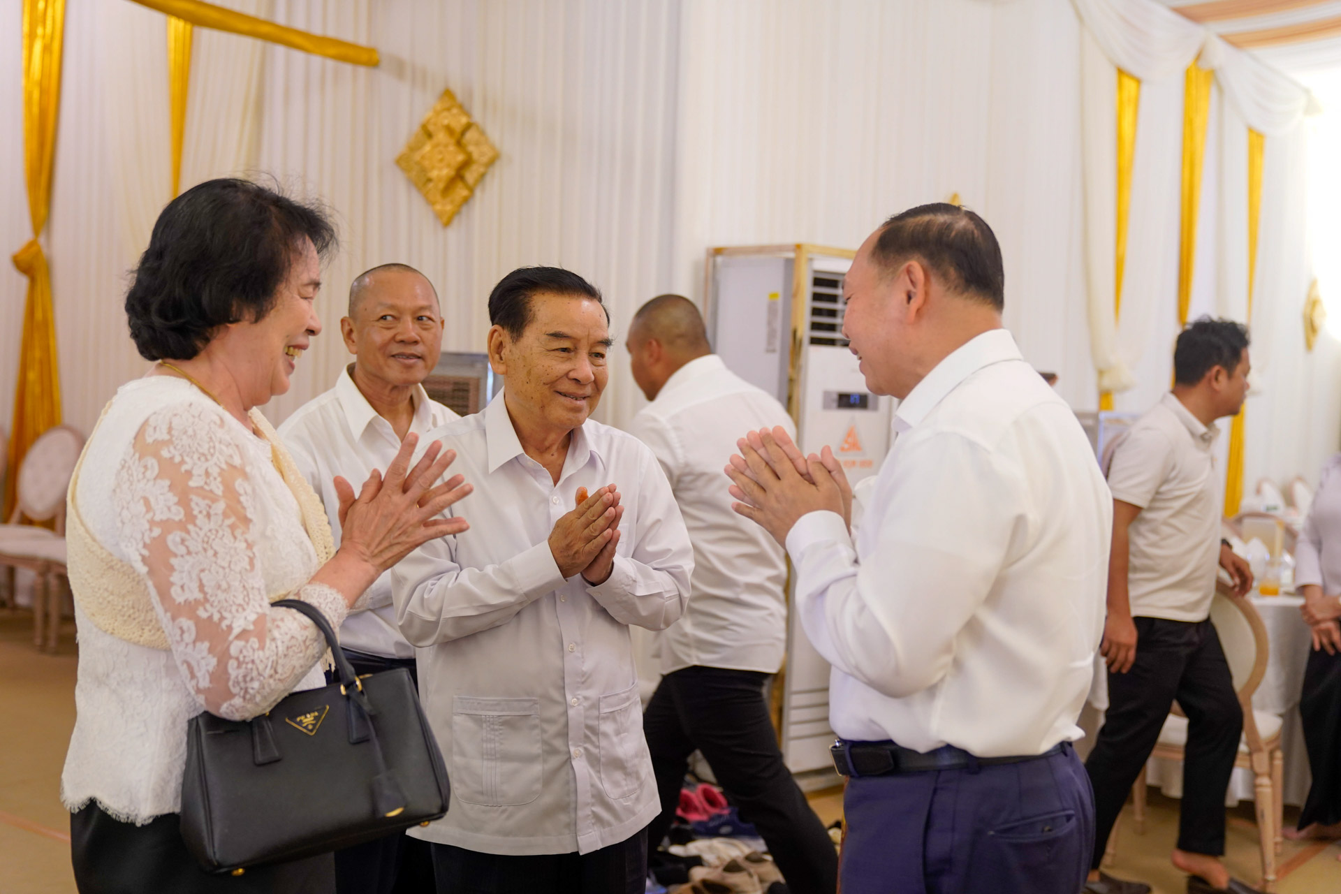 ឯកឧត្តម ឆាយ ឫទ្ធិសែន រួមជាមួយថ្នាក់ដឹកនាំក្រសួងអភិវឌ្ឍន៍ជនបទ អញ្ជើញចូលរួមជាកិត្តិយសក្នុងពិធីបុណ្យគម្រប់ ៧ថ្ងៃ ដើម្បីឧទ្ទិសមហាកុសលជូនដួងវិញ្ញាណក្ខន្ធ ឧបាសក សៅ វ៉ន 11 9 6