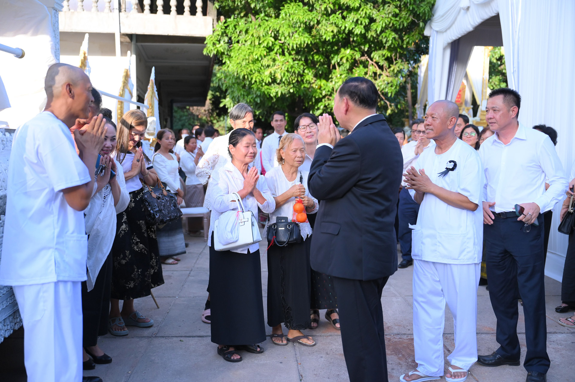 ឯកឧត្តម ឆាយ ឫទ្ធិសែន រដ្ឋមន្ត្រីក្រសួងអភិវឌ្ឍន៍ជនបទ អញ្ជើញប្រទានភ្លើងបូជាសព ឧបាសក សៅ វ៉ន នៅវត្តទួលទំពូង 58 DSC 8155