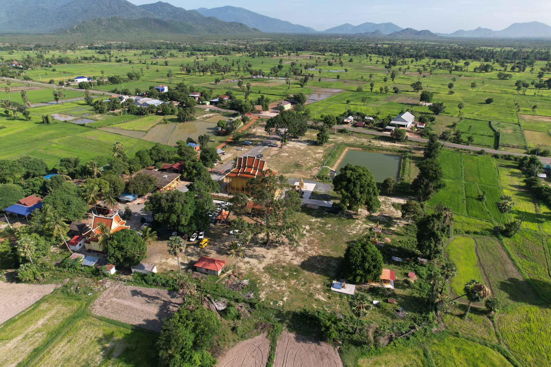 ឯកឧត្តម ឆាយ ឫទ្ធិសែន និងលោកជំទាវ នាំយកទៀនព្រះវស្សា និងទេយ្យវត្ថុ ប្រគេនព្រះសង្ឃ ចំនួន ២៧វត្ត-អាស្រម ស្ថិតនៅក្នុងស្រុកទឹកផុស ខេត្តកំពង់ឆ្នាំង 23 zDJI 0756
