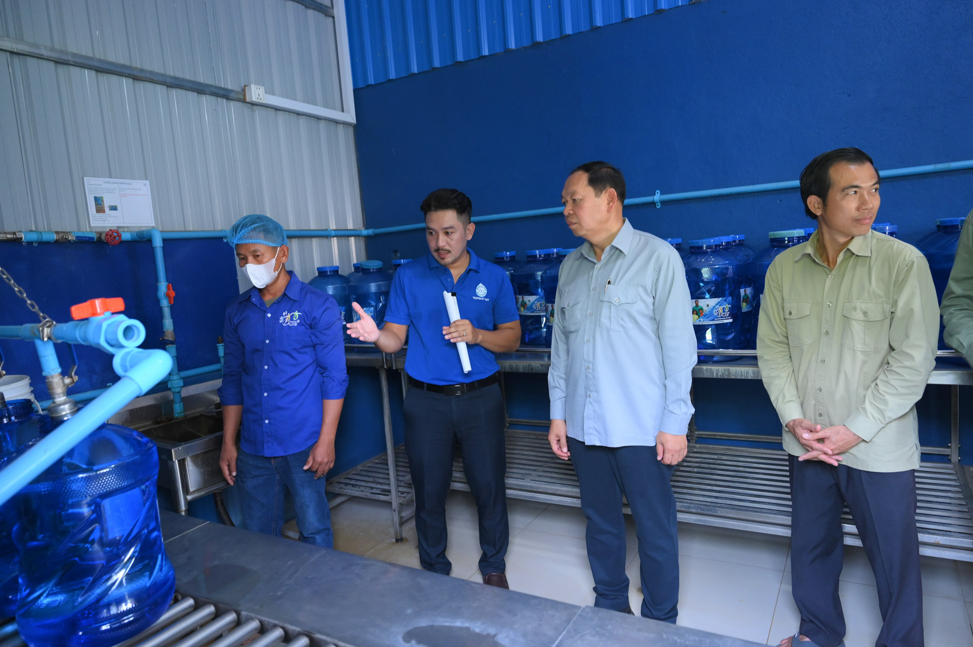 ឯកឧត្ដម ឆាយ ឫទ្ធិសែន អញ្ជើញចុះពិនិត្យស្ថានីយផលិតទឹកសុវត្ថិភាពសហគមន៍របស់អង្គការទឹកស្អាត ១០០១ នៅក្នុងស្រុកបារាយណ៍ ខេត្តកំពង់ធំ 19 14DSC 2199