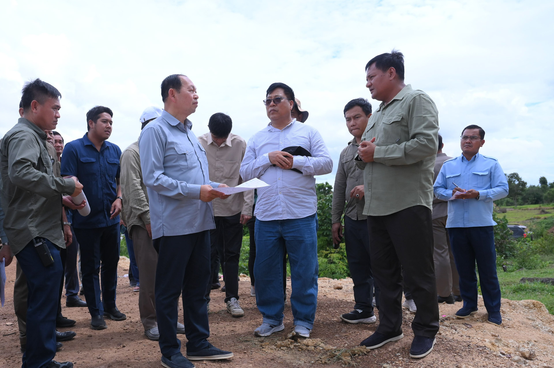 ឯកឧត្តម ឆាយ ឫទ្ធិសែន ដឹកនាំ អញ្ជើញចុះពិនិត្យជាក់ស្ដែងទីតាំងស្ពានដែកបេឡេតិ៍ ១កន្លែង ដែលបានបាក់ដល់បាតអូរ ស្ថិតនៅព្រំប្រទល់ខេត្តសៀមរាប និងខេត្តឧត្តរមានជ័យ 20 2 3