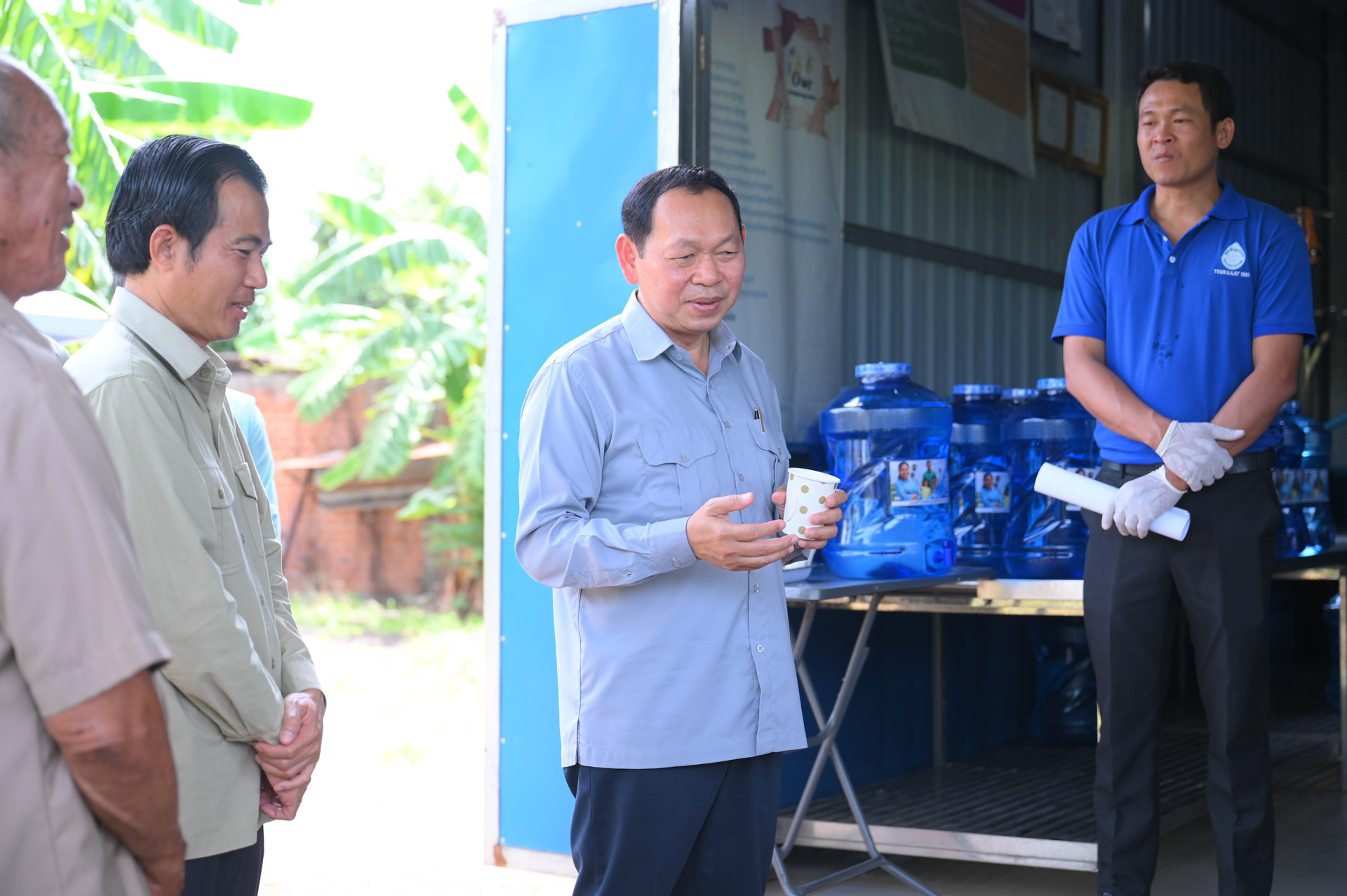 ឯកឧត្ដម ឆាយ ឫទ្ធិសែន អញ្ជើញចុះពិនិត្យស្ថានីយផលិតទឹកសុវត្ថិភាពសហគមន៍របស់អង្គការទឹកស្អាត ១០០១ នៅក្នុងស្រុកបារាយណ៍ ខេត្តកំពង់ធំ 25 20
