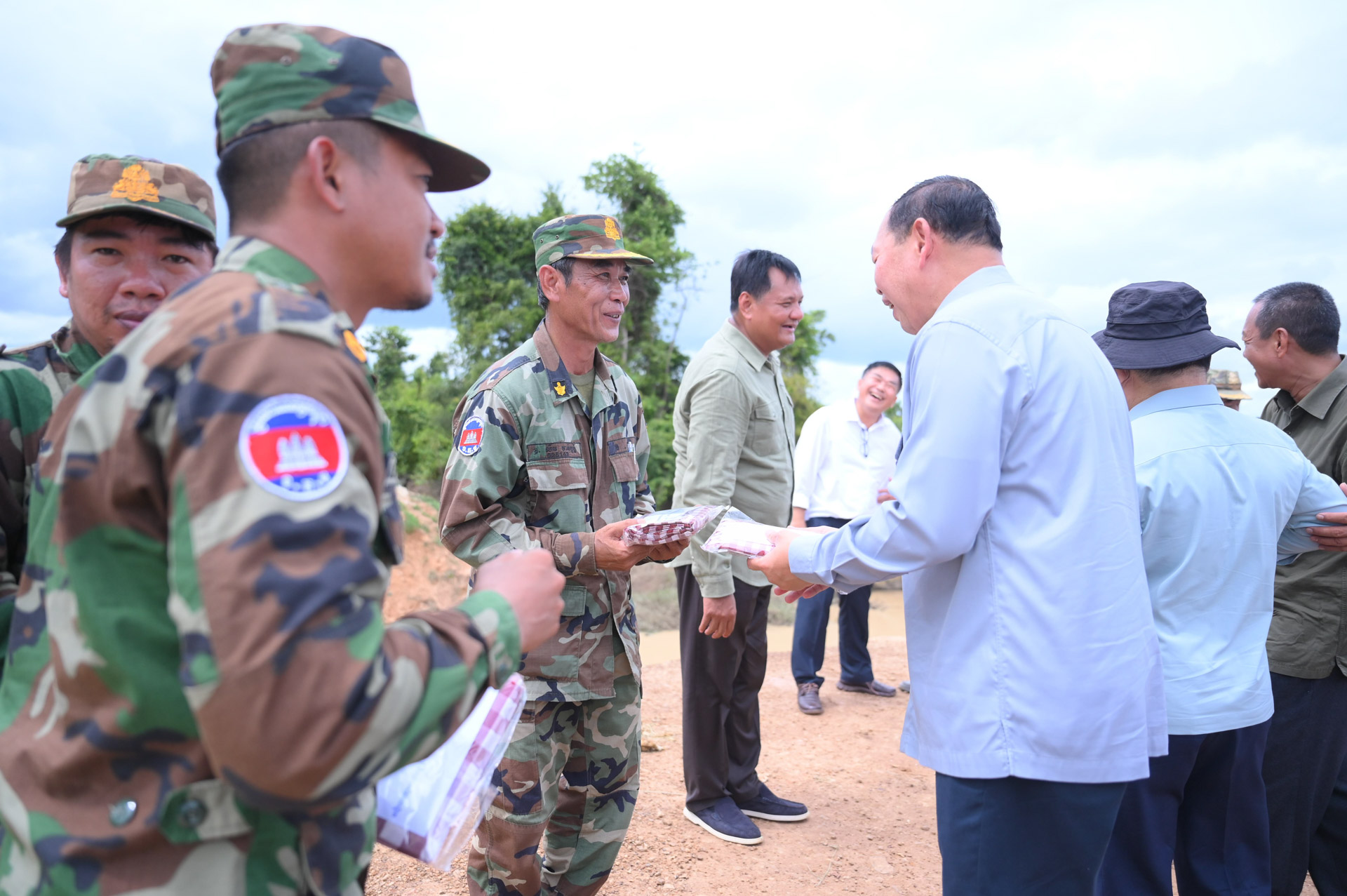 ឯកឧត្តម ឆាយ ឫទ្ធិសែន ដឹកនាំ អញ្ជើញចុះពិនិត្យជាក់ស្ដែងទីតាំងស្ពានដែកបេឡេតិ៍ ១កន្លែង ដែលបានបាក់ដល់បាតអូរ ស្ថិតនៅព្រំប្រទល់ខេត្តសៀមរាប និងខេត្តឧត្តរមានជ័យ 31 22 3