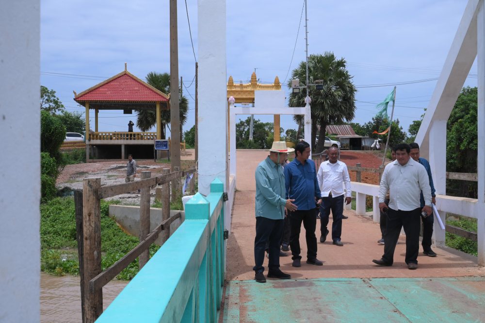 ឯកឧត្តម ឆាយ ឫទ្ធិសែន អញ្ជើញចុះពិនិត្យជាក់ស្ដែងស្ថានភាពផ្លូវចំនួន ៣ខ្សែស្ថិតនៅក្នុងខេត្តសៀមរាប 2 22 5