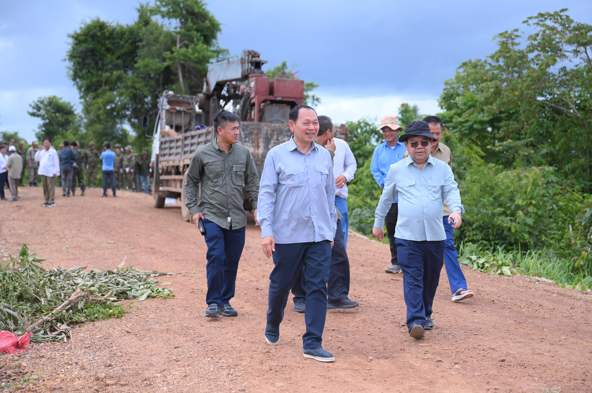 ឯកឧត្តម ឆាយ ឫទ្ធិសែន ដឹកនាំ អញ្ជើញចុះពិនិត្យជាក់ស្ដែងទីតាំងស្ពានដែកបេឡេតិ៍ ១កន្លែង ដែលបានបាក់ដល់បាតអូរ ស្ថិតនៅព្រំប្រទល់ខេត្តសៀមរាប និងខេត្តឧត្តរមានជ័យ 24 31 4