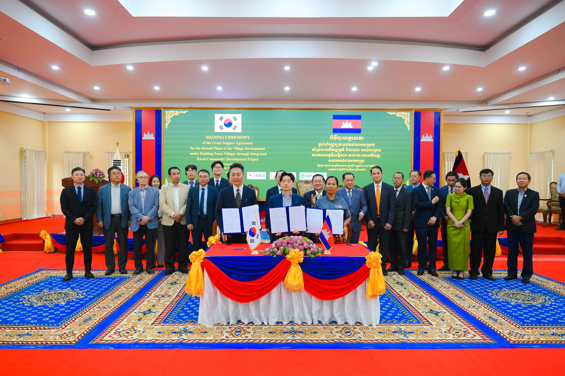 ពិធីចុះហត្ថលេខាផ្តល់ហិរញ្ញប្បទានឥតសំណងសម្រាប់គាំទ្រការអភិវឌ្ឍភូមិជំហាន២ របស់គម្រោងការកសាងភូមិសន្តិភាព តាមរយៈការអភិវឌ្ឍសហគមន៍ជនបទចម្រុះ 65 50DSC 2653