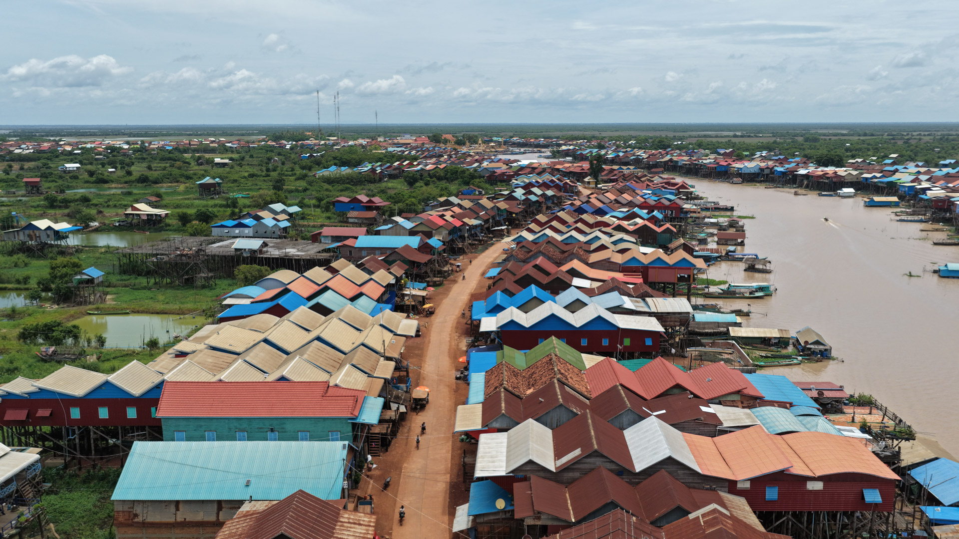 ឯកឧត្តម ឆាយ ឫទ្ធិសែន អញ្ជើញចុះពិនិត្យជាក់ស្ដែងស្ថានភាពផ្លូវចំនួន ៣ខ្សែស្ថិតនៅក្នុងខេត្តសៀមរាប 31 DJI 20260818120956 0017 D