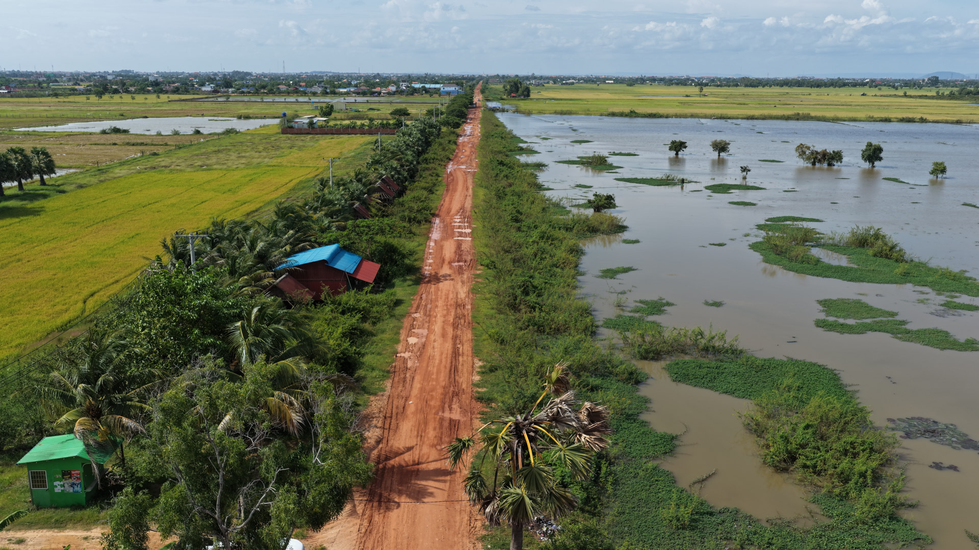 ឯកឧត្តម ឆាយ ឫទ្ធិសែន អញ្ជើញចុះពិនិត្យជាក់ស្ដែងស្ថានភាពផ្លូវចំនួន ៣ខ្សែស្ថិតនៅក្នុងខេត្តសៀមរាប 54 DJI 20260818161022 0072 D