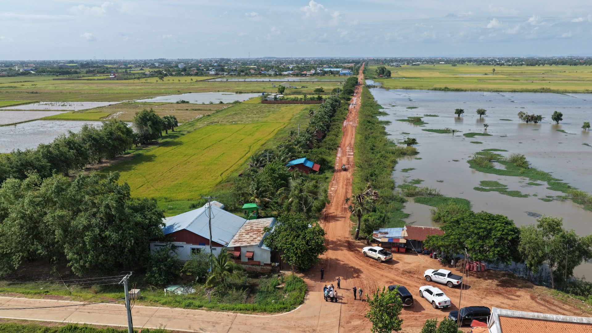 ឯកឧត្តម ឆាយ ឫទ្ធិសែន អញ្ជើញចុះពិនិត្យជាក់ស្ដែងស្ថានភាពផ្លូវចំនួន ៣ខ្សែស្ថិតនៅក្នុងខេត្តសៀមរាប 55 DJI 20260818161220 0077 D