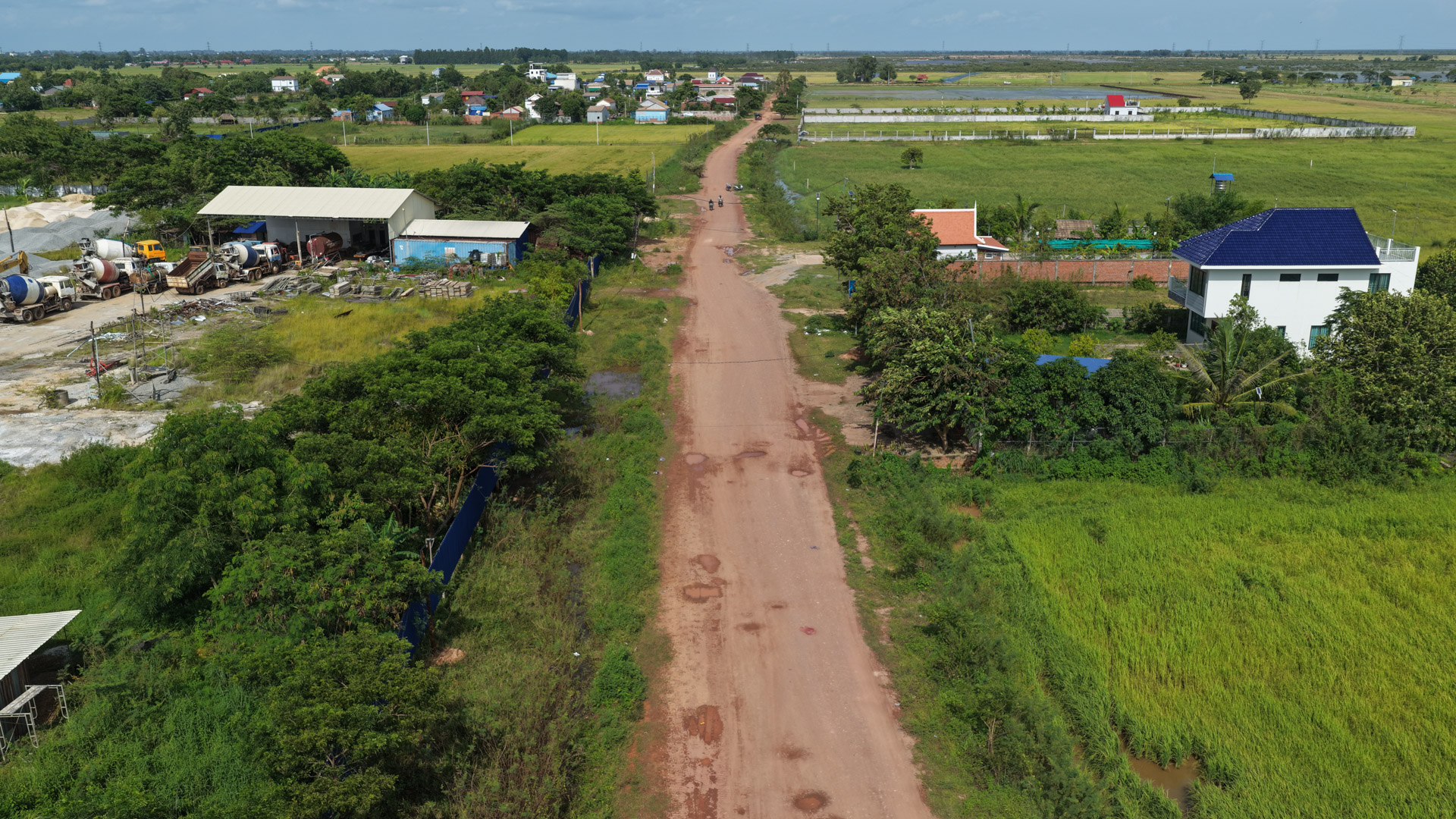 ឯកឧត្តម ឆាយ ឫទ្ធិសែន អញ្ជើញចុះពិនិត្យជាក់ស្ដែងស្ថានភាពផ្លូវចំនួន ៣ខ្សែស្ថិតនៅក្នុងខេត្តសៀមរាប 57 DJI 20260818162633 0083 D