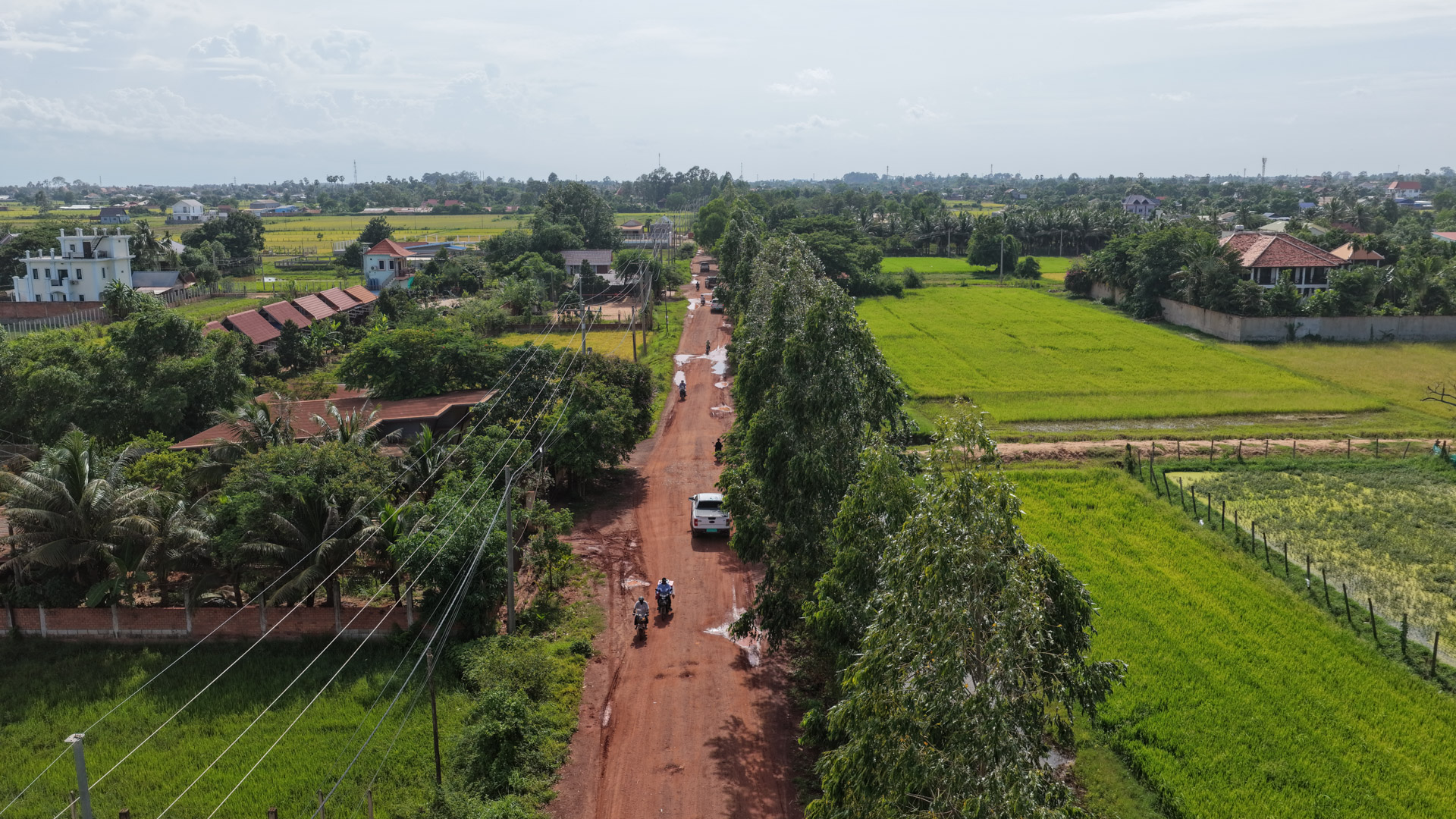 ឯកឧត្តម ឆាយ ឫទ្ធិសែន អញ្ជើញចុះពិនិត្យជាក់ស្ដែងស្ថានភាពផ្លូវចំនួន ៣ខ្សែស្ថិតនៅក្នុងខេត្តសៀមរាប 58 DJI 20260818163022 0086 D