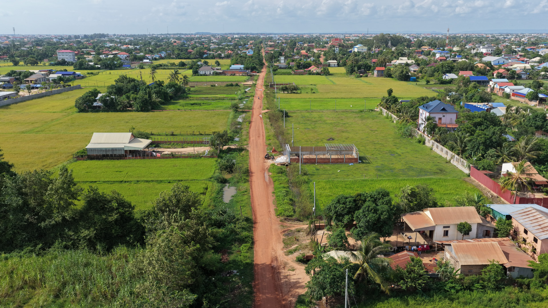 ឯកឧត្តម ឆាយ ឫទ្ធិសែន អញ្ជើញចុះពិនិត្យជាក់ស្ដែងស្ថានភាពផ្លូវចំនួន ៣ខ្សែស្ថិតនៅក្នុងខេត្តសៀមរាប 59 DJI 20260818163203 0088 D