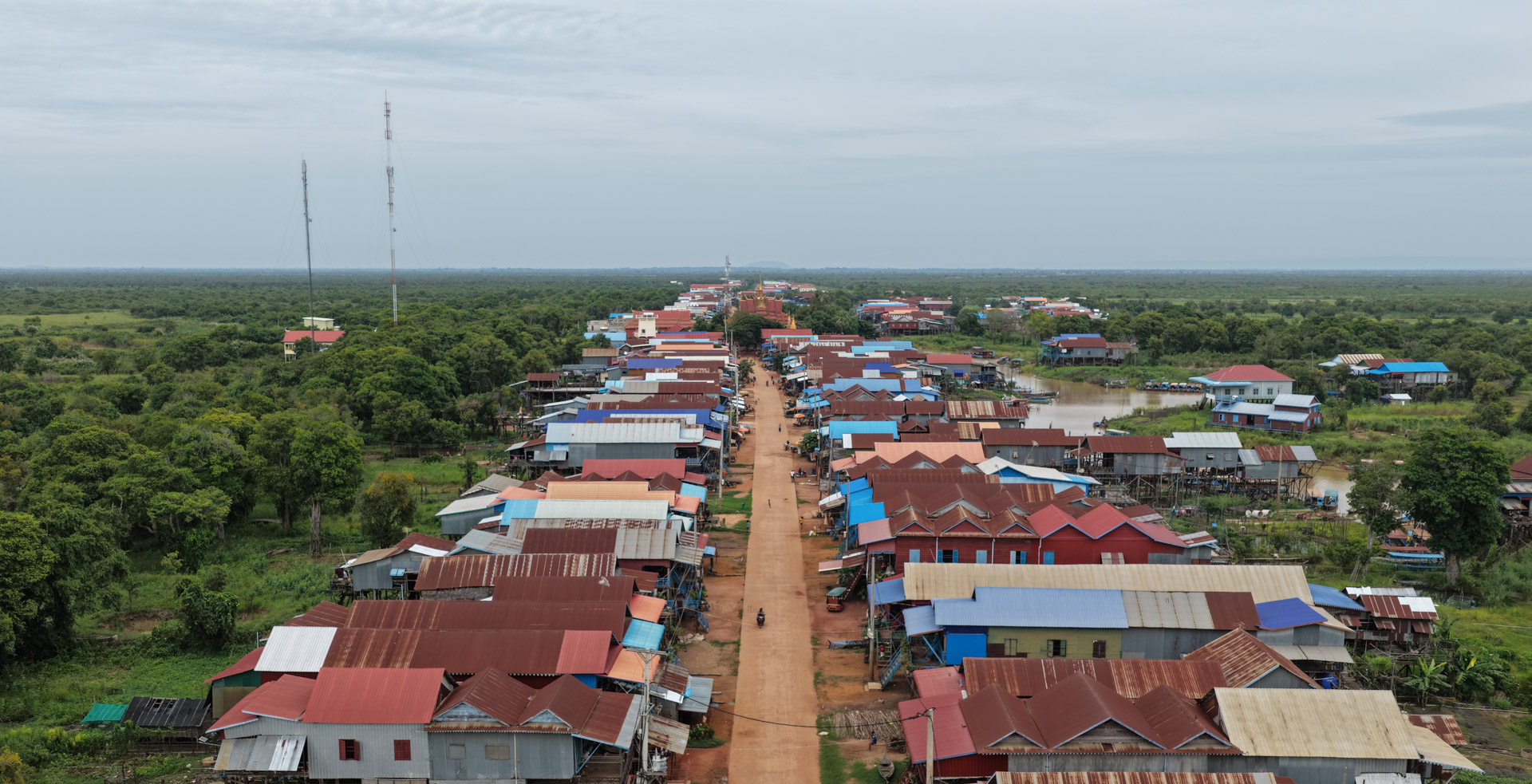 ឯកឧត្តម ឆាយ ឫទ្ធិសែន ដឹកនាំមន្ដ្រីបច្ចេកទេសអញ្ជើញចុះពិនិត្យជាក់ស្ដែងស្ថានភាពផ្លូវចំនួន ១ខ្សែ និងពិនិត្យតម្រាយខ្សែផ្លូវ ចំនួន ២ខ្សែ ស្ថិតនៅក្នុងខេត្តសៀមរាប 25 DJI 20260819095345 0133 D