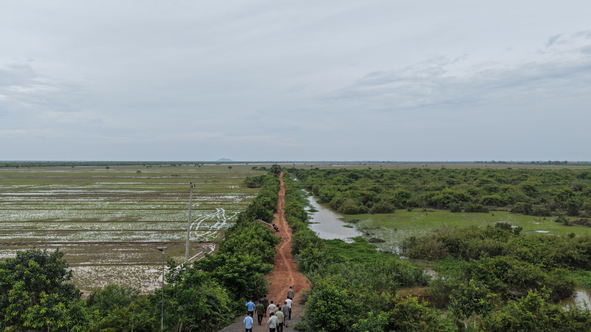 ឯកឧត្តម ឆាយ ឫទ្ធិសែន ដឹកនាំមន្ដ្រីបច្ចេកទេសអញ្ជើញចុះពិនិត្យជាក់ស្ដែងស្ថានភាពផ្លូវចំនួន ១ខ្សែ និងពិនិត្យតម្រាយខ្សែផ្លូវ ចំនួន ២ខ្សែ ស្ថិតនៅក្នុងខេត្តសៀមរាប 34 DJI 20260819102844 0174 D