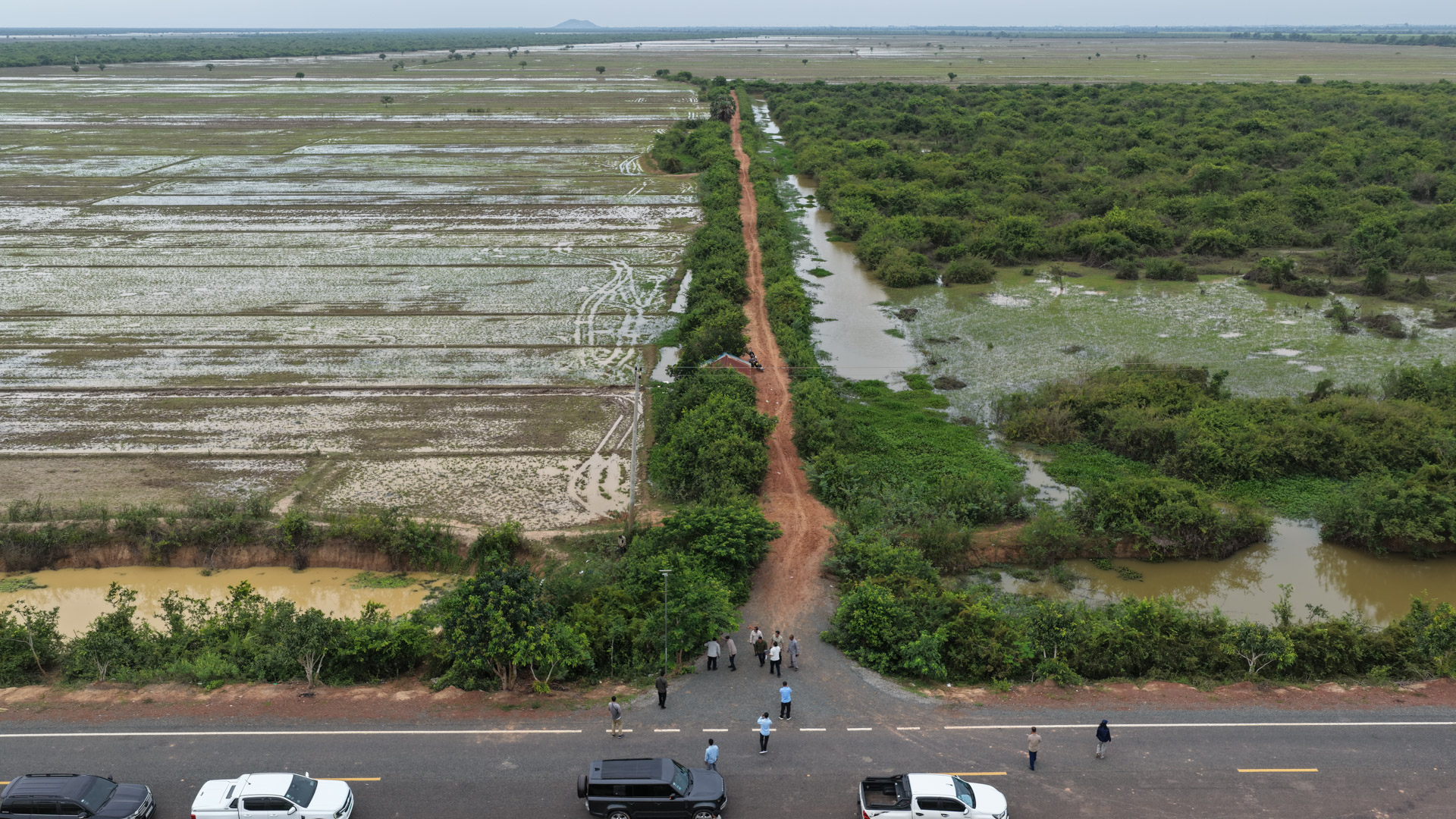 ឯកឧត្តម ឆាយ ឫទ្ធិសែន ដឹកនាំមន្ដ្រីបច្ចេកទេសអញ្ជើញចុះពិនិត្យជាក់ស្ដែងស្ថានភាពផ្លូវចំនួន ១ខ្សែ និងពិនិត្យតម្រាយខ្សែផ្លូវ ចំនួន ២ខ្សែ ស្ថិតនៅក្នុងខេត្តសៀមរាប 37 DJI 20260819102958 0181 D