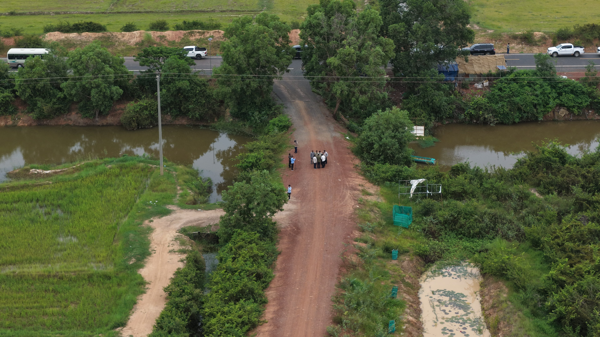ឯកឧត្តម ឆាយ ឫទ្ធិសែន ដឹកនាំមន្ដ្រីបច្ចេកទេសអញ្ជើញចុះពិនិត្យជាក់ស្ដែងស្ថានភាពផ្លូវចំនួន ១ខ្សែ និងពិនិត្យតម្រាយខ្សែផ្លូវ ចំនួន ២ខ្សែ ស្ថិតនៅក្នុងខេត្តសៀមរាប 43 DJI 20260819103416 0191 D