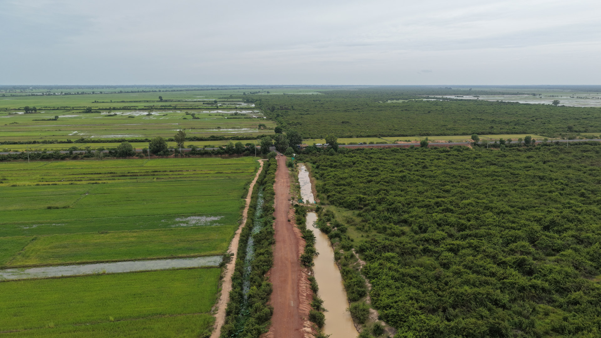 ឯកឧត្តម ឆាយ ឫទ្ធិសែន ដឹកនាំមន្ដ្រីបច្ចេកទេសអញ្ជើញចុះពិនិត្យជាក់ស្ដែងស្ថានភាពផ្លូវចំនួន ១ខ្សែ និងពិនិត្យតម្រាយខ្សែផ្លូវ ចំនួន ២ខ្សែ ស្ថិតនៅក្នុងខេត្តសៀមរាប 45 DJI 20260819103618 0196 D