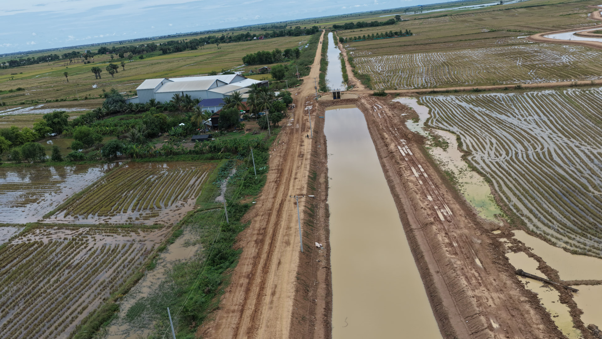ឯកឧត្តម ឆាយ ឫទ្ធិសែន ដឹកនាំមន្ដ្រីបច្ចេកទេសអញ្ជើញចុះពិនិត្យជាក់ស្ដែងស្ថានភាពផ្លូវចំនួន ១ខ្សែ នៅក្នុងខេត្តកំពង់ធំ និងពិនិត្យផ្លូវរងផលប៉ះពាល់ដោយសារគ្រោះធម្មជាតិចំនួន ២ទីតាំង នៅក្នុងខេត្តកំពង់ចាម និងខេត្តត្បូងឃ្មុំ 10 DJI 20260819123426 0203 D