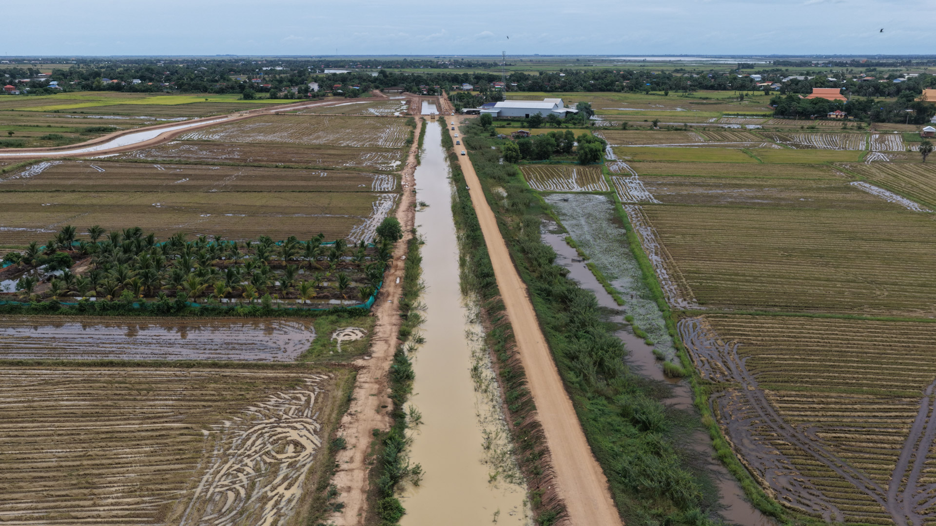 ឯកឧត្តម ឆាយ ឫទ្ធិសែន ដឹកនាំមន្ដ្រីបច្ចេកទេសអញ្ជើញចុះពិនិត្យជាក់ស្ដែងស្ថានភាពផ្លូវចំនួន ១ខ្សែ នៅក្នុងខេត្តកំពង់ធំ និងពិនិត្យផ្លូវរងផលប៉ះពាល់ដោយសារគ្រោះធម្មជាតិចំនួន ២ទីតាំង នៅក្នុងខេត្តកំពង់ចាម និងខេត្តត្បូងឃ្មុំ 11 DJI 20260819123812 0212 D