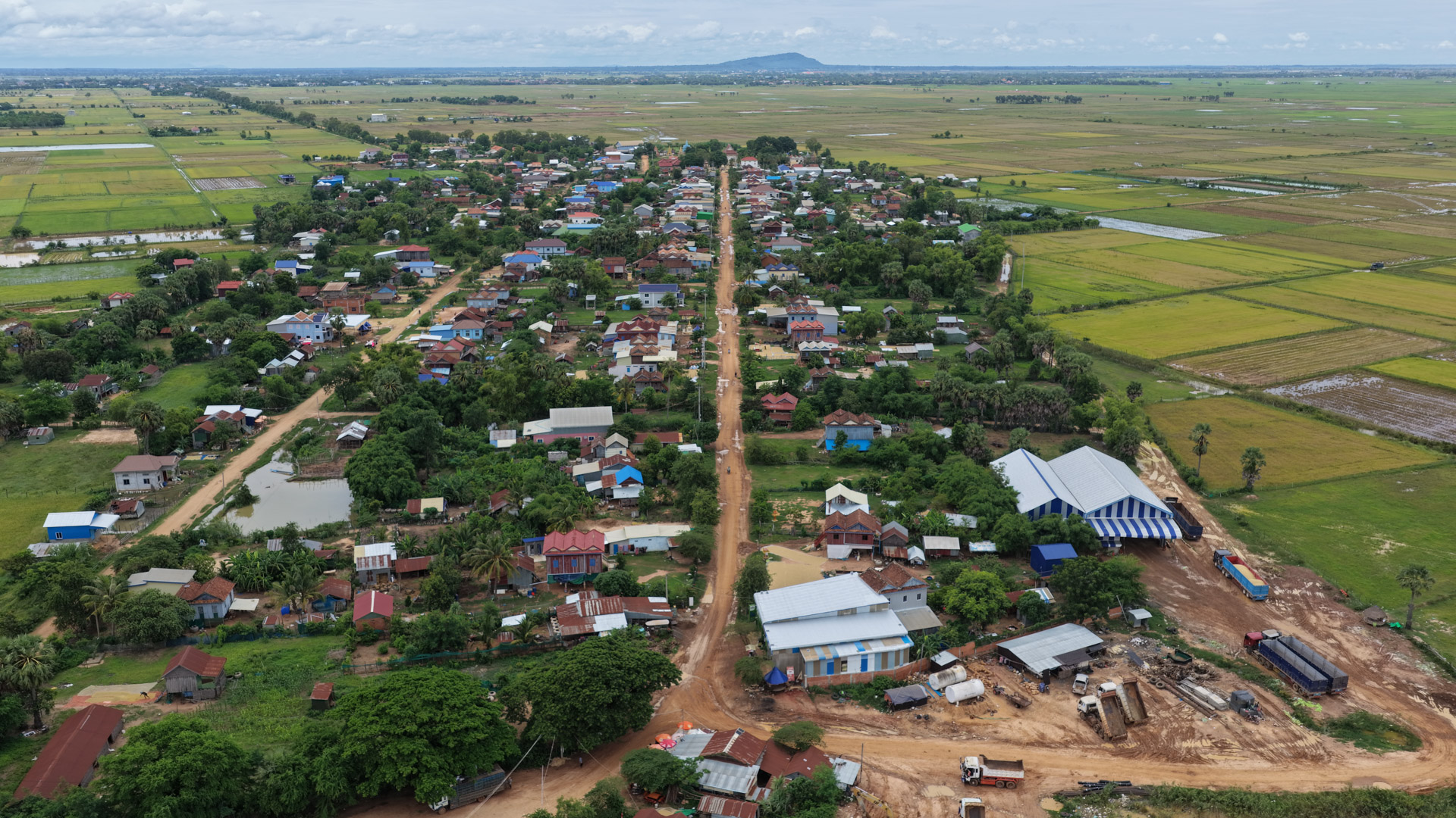 ឯកឧត្តម ឆាយ ឫទ្ធិសែន ដឹកនាំមន្ដ្រីបច្ចេកទេសអញ្ជើញចុះពិនិត្យជាក់ស្ដែងស្ថានភាពផ្លូវចំនួន ១ខ្សែ នៅក្នុងខេត្តកំពង់ធំ និងពិនិត្យផ្លូវរងផលប៉ះពាល់ដោយសារគ្រោះធម្មជាតិចំនួន ២ទីតាំង នៅក្នុងខេត្តកំពង់ចាម និងខេត្តត្បូងឃ្មុំ 12 DJI 20260819124341 0226 D