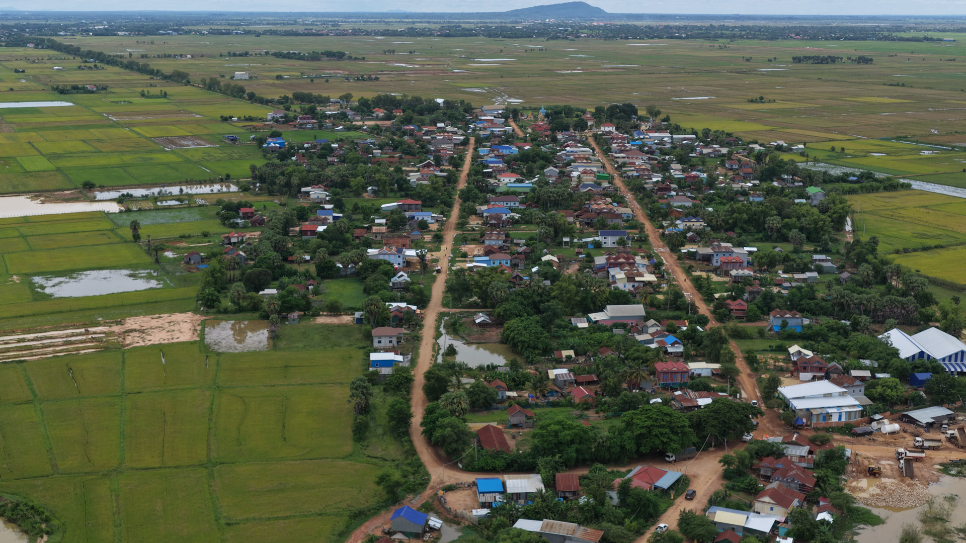 ឯកឧត្តម ឆាយ ឫទ្ធិសែន ដឹកនាំមន្ដ្រីបច្ចេកទេសអញ្ជើញចុះពិនិត្យជាក់ស្ដែងស្ថានភាពផ្លូវចំនួន ១ខ្សែ នៅក្នុងខេត្តកំពង់ធំ និងពិនិត្យផ្លូវរងផលប៉ះពាល់ដោយសារគ្រោះធម្មជាតិចំនួន ២ទីតាំង នៅក្នុងខេត្តកំពង់ចាម និងខេត្តត្បូងឃ្មុំ 13 DJI 20260819124740 0238 D