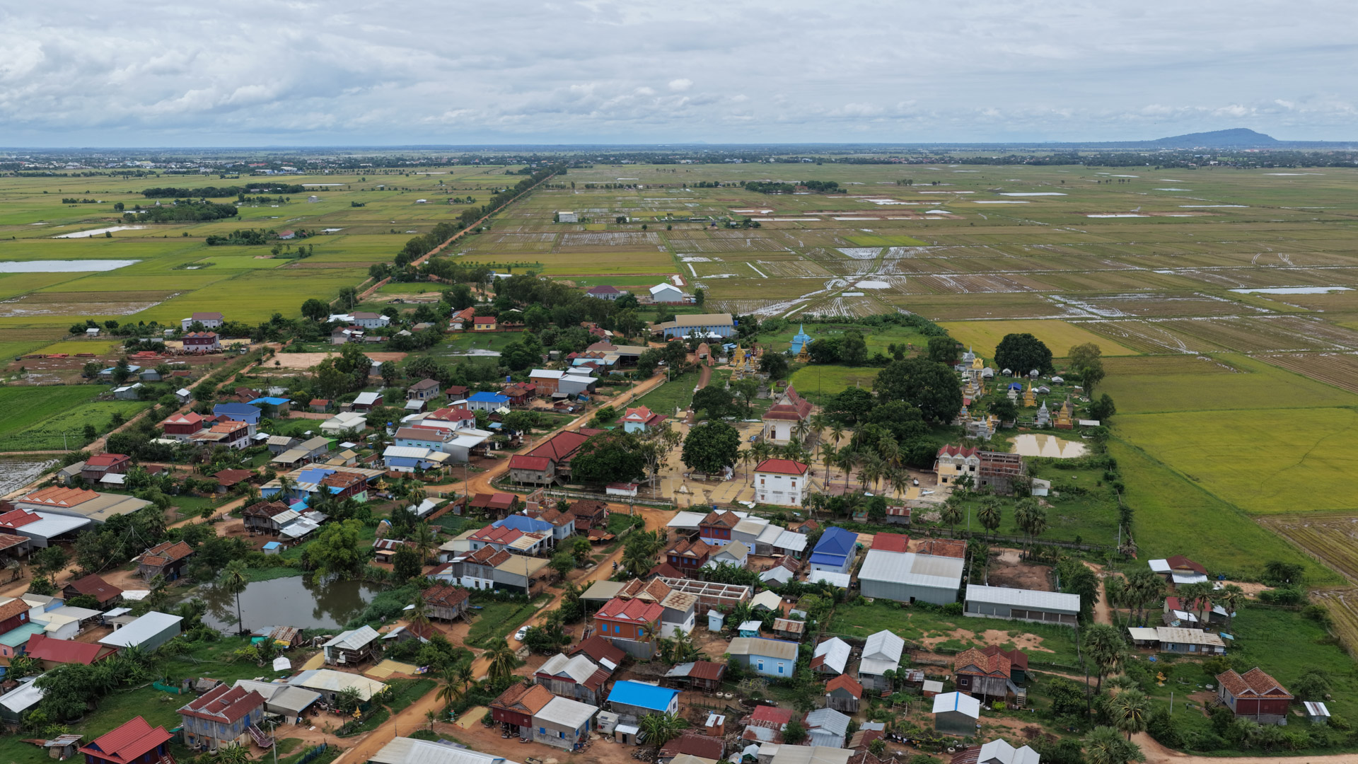 ឯកឧត្តម ឆាយ ឫទ្ធិសែន ដឹកនាំមន្ដ្រីបច្ចេកទេសអញ្ជើញចុះពិនិត្យជាក់ស្ដែងស្ថានភាពផ្លូវចំនួន ១ខ្សែ នៅក្នុងខេត្តកំពង់ធំ និងពិនិត្យផ្លូវរងផលប៉ះពាល់ដោយសារគ្រោះធម្មជាតិចំនួន ២ទីតាំង នៅក្នុងខេត្តកំពង់ចាម និងខេត្តត្បូងឃ្មុំ 15 DJI 20260819124936 0242 D