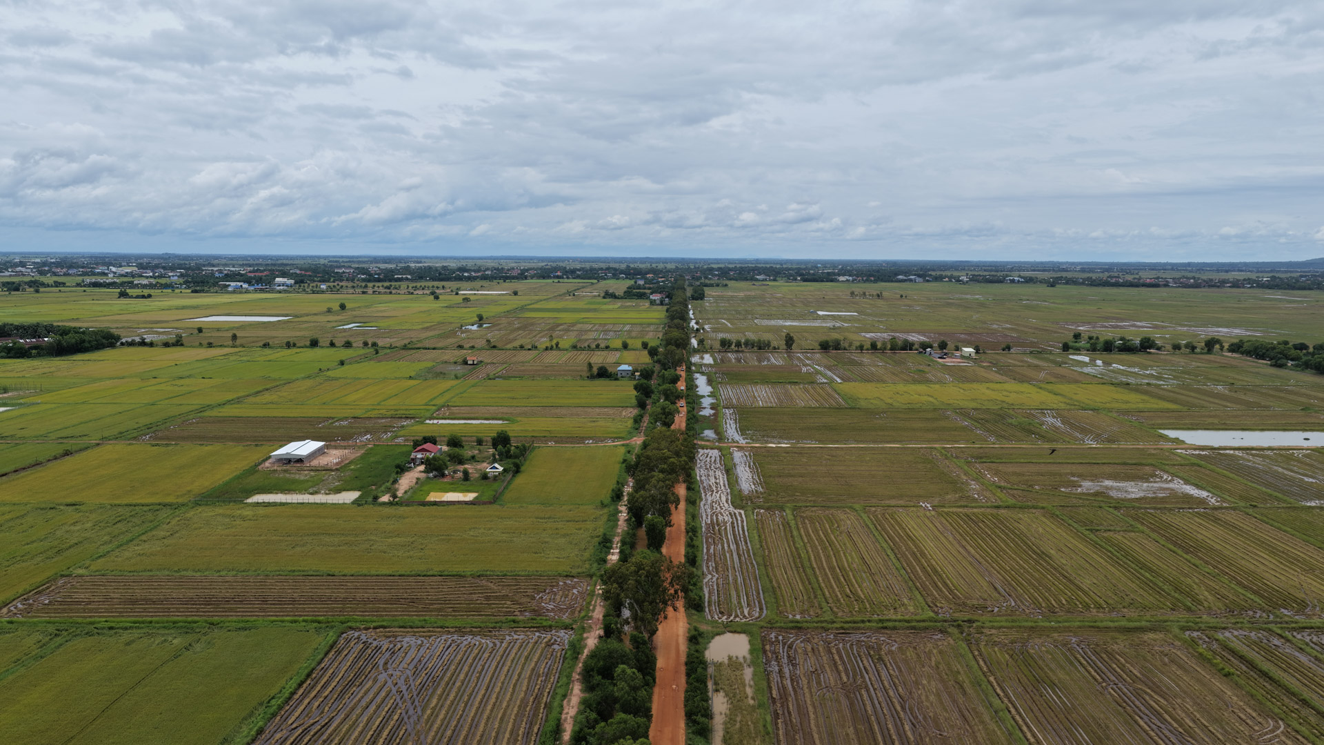 ឯកឧត្តម ឆាយ ឫទ្ធិសែន ដឹកនាំមន្ដ្រីបច្ចេកទេសអញ្ជើញចុះពិនិត្យជាក់ស្ដែងស្ថានភាពផ្លូវចំនួន ១ខ្សែ នៅក្នុងខេត្តកំពង់ធំ និងពិនិត្យផ្លូវរងផលប៉ះពាល់ដោយសារគ្រោះធម្មជាតិចំនួន ២ទីតាំង នៅក្នុងខេត្តកំពង់ចាម និងខេត្តត្បូងឃ្មុំ 17 DJI 20260819125342 0250 D
