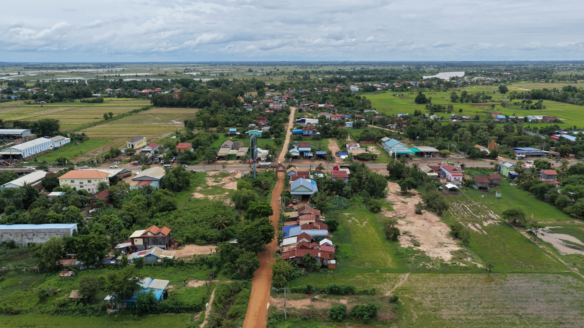 ឯកឧត្តម ឆាយ ឫទ្ធិសែន ដឹកនាំមន្ដ្រីបច្ចេកទេសអញ្ជើញចុះពិនិត្យជាក់ស្ដែងស្ថានភាពផ្លូវចំនួន ១ខ្សែ នៅក្នុងខេត្តកំពង់ធំ និងពិនិត្យផ្លូវរងផលប៉ះពាល់ដោយសារគ្រោះធម្មជាតិចំនួន ២ទីតាំង នៅក្នុងខេត្តកំពង់ចាម និងខេត្តត្បូងឃ្មុំ 18 DJI 20260819125856 0265 D