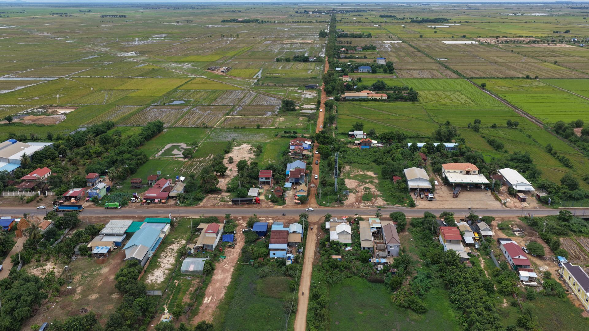 ឯកឧត្តម ឆាយ ឫទ្ធិសែន ដឹកនាំមន្ដ្រីបច្ចេកទេសអញ្ជើញចុះពិនិត្យជាក់ស្ដែងស្ថានភាពផ្លូវចំនួន ១ខ្សែ នៅក្នុងខេត្តកំពង់ធំ និងពិនិត្យផ្លូវរងផលប៉ះពាល់ដោយសារគ្រោះធម្មជាតិចំនួន ២ទីតាំង នៅក្នុងខេត្តកំពង់ចាម និងខេត្តត្បូងឃ្មុំ 19 DJI 20260819130010 0269 D