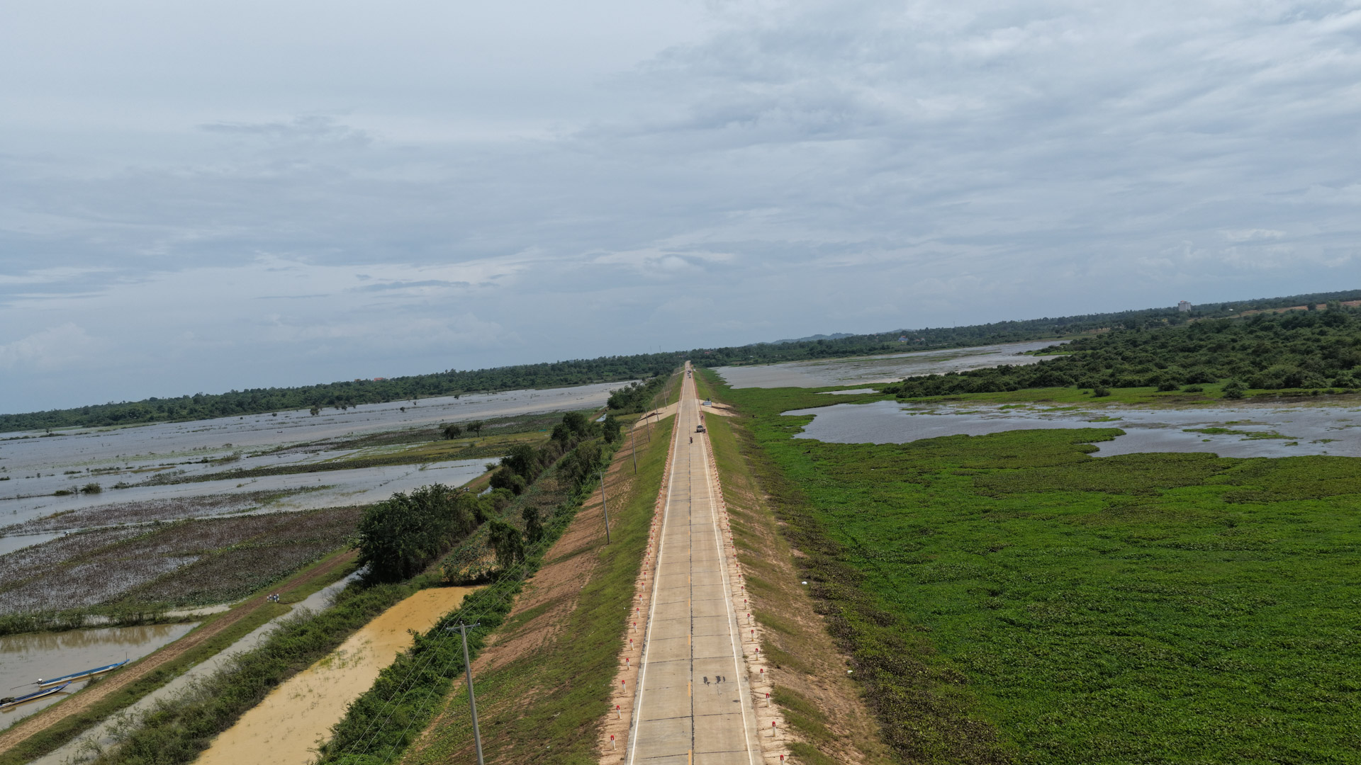 ឯកឧត្តម ឆាយ ឫទ្ធិសែន ដឹកនាំមន្ដ្រីបច្ចេកទេសអញ្ជើញចុះពិនិត្យជាក់ស្ដែងស្ថានភាពផ្លូវចំនួន ១ខ្សែ នៅក្នុងខេត្តកំពង់ធំ និងពិនិត្យផ្លូវរងផលប៉ះពាល់ដោយសារគ្រោះធម្មជាតិចំនួន ២ទីតាំង នៅក្នុងខេត្តកំពង់ចាម និងខេត្តត្បូងឃ្មុំ 38 DJI 20260819152732 0158 D