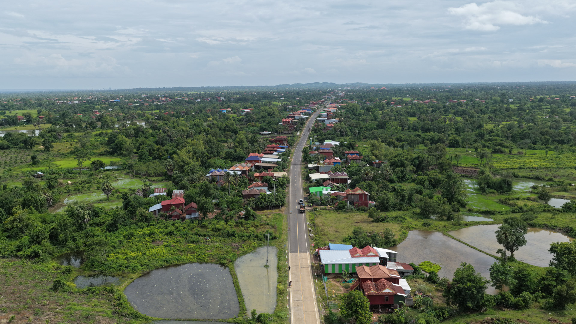 ឯកឧត្តម ឆាយ ឫទ្ធិសែន ដឹកនាំមន្ដ្រីបច្ចេកទេសអញ្ជើញចុះពិនិត្យជាក់ស្ដែងស្ថានភាពផ្លូវចំនួន ១ខ្សែ នៅក្នុងខេត្តកំពង់ធំ និងពិនិត្យផ្លូវរងផលប៉ះពាល់ដោយសារគ្រោះធម្មជាតិចំនួន ២ទីតាំង នៅក្នុងខេត្តកំពង់ចាម និងខេត្តត្បូងឃ្មុំ 39 DJI 20260819153210 0170 D
