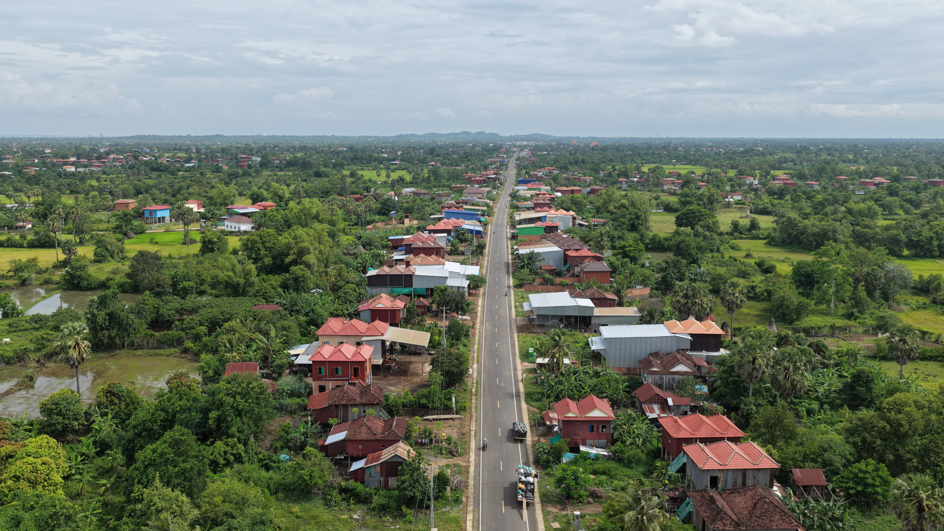 ឯកឧត្តម ឆាយ ឫទ្ធិសែន ដឹកនាំមន្ដ្រីបច្ចេកទេសអញ្ជើញចុះពិនិត្យជាក់ស្ដែងស្ថានភាពផ្លូវចំនួន ១ខ្សែ នៅក្នុងខេត្តកំពង់ធំ និងពិនិត្យផ្លូវរងផលប៉ះពាល់ដោយសារគ្រោះធម្មជាតិចំនួន ២ទីតាំង នៅក្នុងខេត្តកំពង់ចាម និងខេត្តត្បូងឃ្មុំ 40 DJI 20260819153300 0173 D