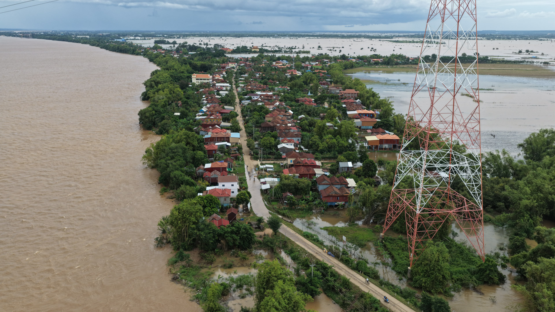 ឯកឧត្តម ឆាយ ឫទ្ធិសែន ដឹកនាំមន្ដ្រីបច្ចេកទេសអញ្ជើញចុះពិនិត្យជាក់ស្ដែងស្ថានភាពផ្លូវចំនួន ១ខ្សែ នៅក្នុងខេត្តកំពង់ធំ និងពិនិត្យផ្លូវរងផលប៉ះពាល់ដោយសារគ្រោះធម្មជាតិចំនួន ២ទីតាំង នៅក្នុងខេត្តកំពង់ចាម និងខេត្តត្បូងឃ្មុំ 61 DJI 20260819160951 0194 D