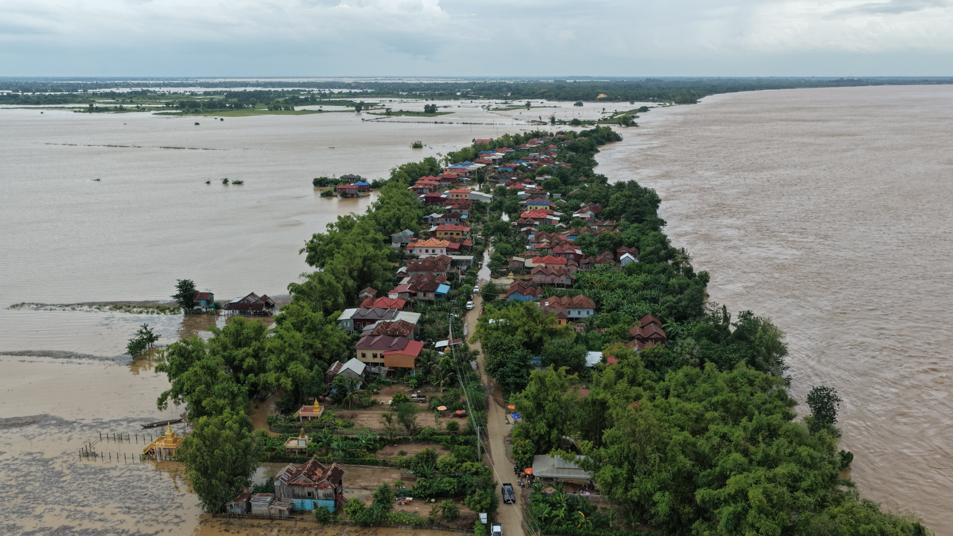 ឯកឧត្តម ឆាយ ឫទ្ធិសែន ដឹកនាំមន្ដ្រីបច្ចេកទេសអញ្ជើញចុះពិនិត្យជាក់ស្ដែងស្ថានភាពផ្លូវចំនួន ១ខ្សែ នៅក្នុងខេត្តកំពង់ធំ និងពិនិត្យផ្លូវរងផលប៉ះពាល់ដោយសារគ្រោះធម្មជាតិចំនួន ២ទីតាំង នៅក្នុងខេត្តកំពង់ចាម និងខេត្តត្បូងឃ្មុំ 62 DJI 20260819161007 0196 D