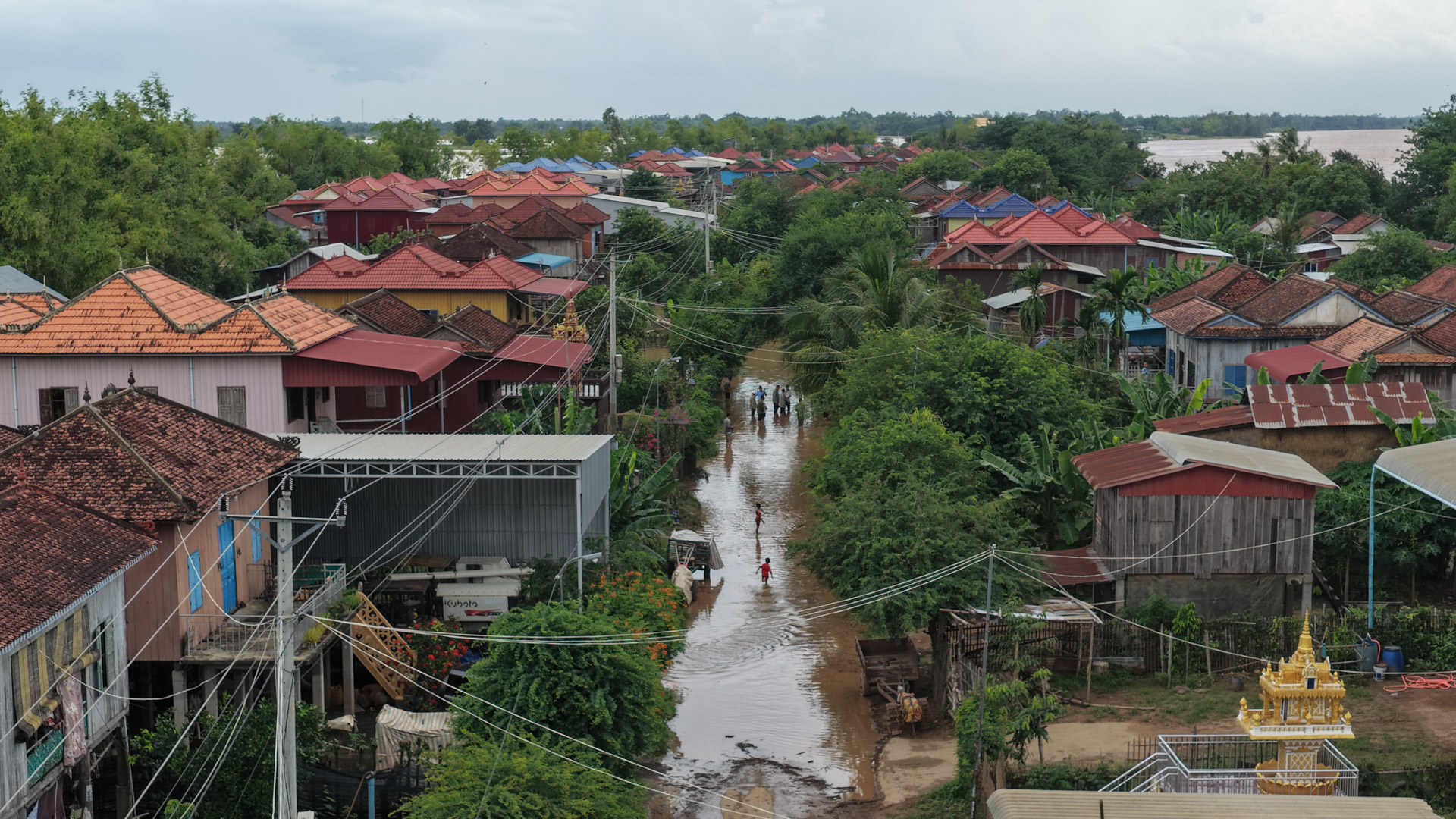 ឯកឧត្តម ឆាយ ឫទ្ធិសែន ដឹកនាំមន្ដ្រីបច្ចេកទេសអញ្ជើញចុះពិនិត្យជាក់ស្ដែងស្ថានភាពផ្លូវចំនួន ១ខ្សែ នៅក្នុងខេត្តកំពង់ធំ និងពិនិត្យផ្លូវរងផលប៉ះពាល់ដោយសារគ្រោះធម្មជាតិចំនួន ២ទីតាំង នៅក្នុងខេត្តកំពង់ចាម និងខេត្តត្បូងឃ្មុំ 63 DJI 20260819161145 0201 D