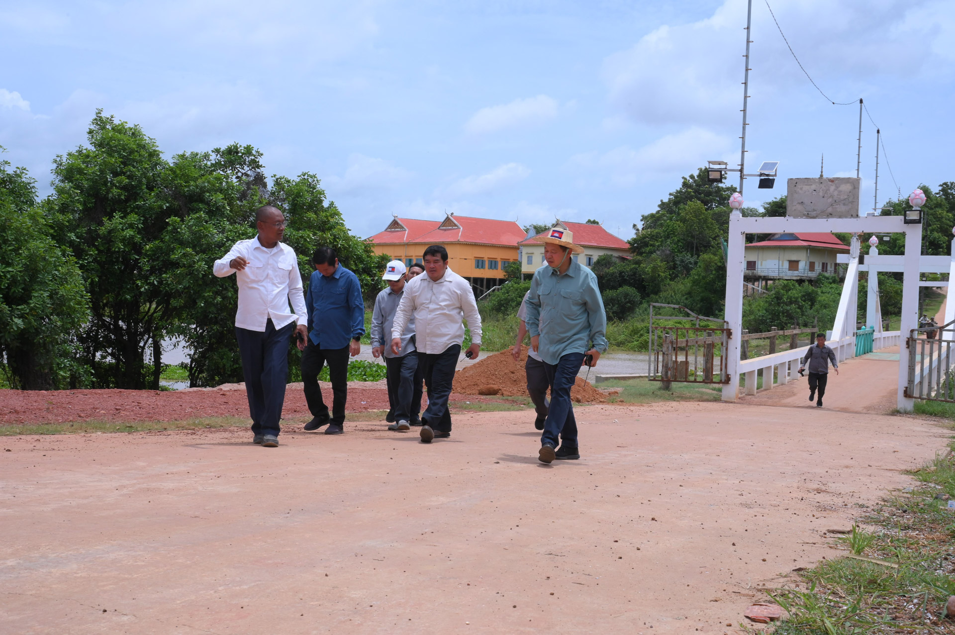 ឯកឧត្តម ឆាយ ឫទ្ធិសែន អញ្ជើញចុះពិនិត្យជាក់ស្ដែងស្ថានភាពផ្លូវចំនួន ៣ខ្សែស្ថិតនៅក្នុងខេត្តសៀមរាប 27 DSC 8002