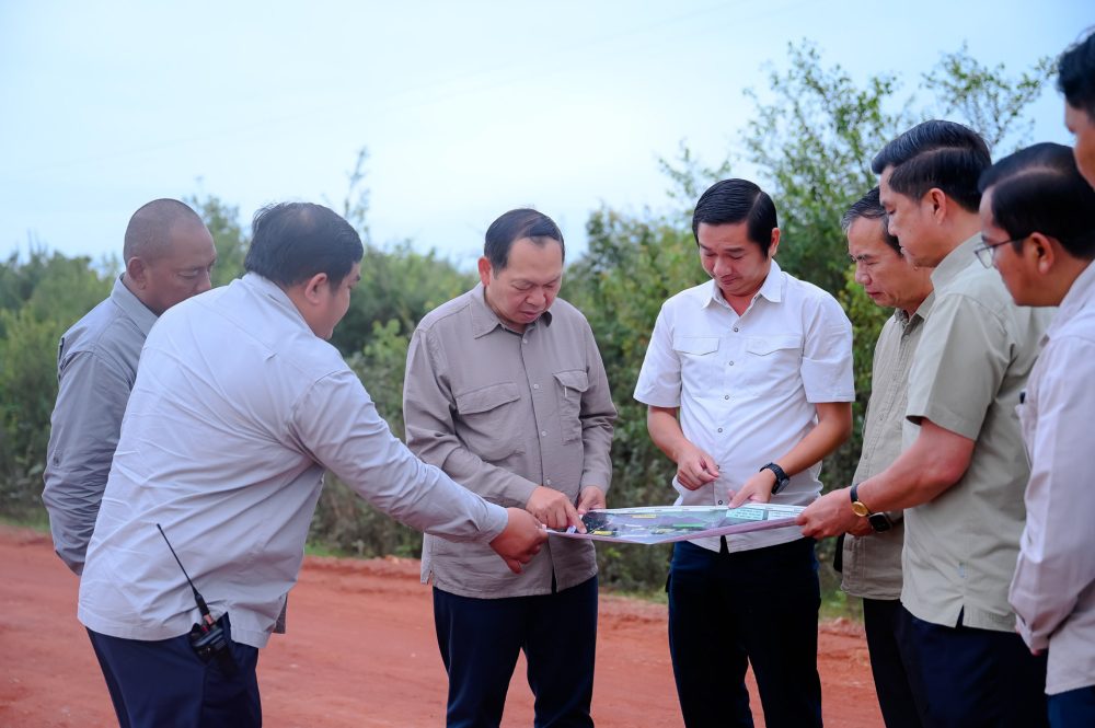 ឯកឧត្តម ឆាយ ឫទ្ធិសែន ដឹកនាំមន្ដ្រីបច្ចេកទេសអញ្ជើញចុះពិនិត្យជាក់ស្ដែងស្ថានភាពផ្លូវចំនួន ១ខ្សែ និងពិនិត្យតម្រាយខ្សែផ្លូវ ចំនួន ២ខ្សែ ស្ថិតនៅក្នុងខេត្តសៀមរាប 2 DSC 8407