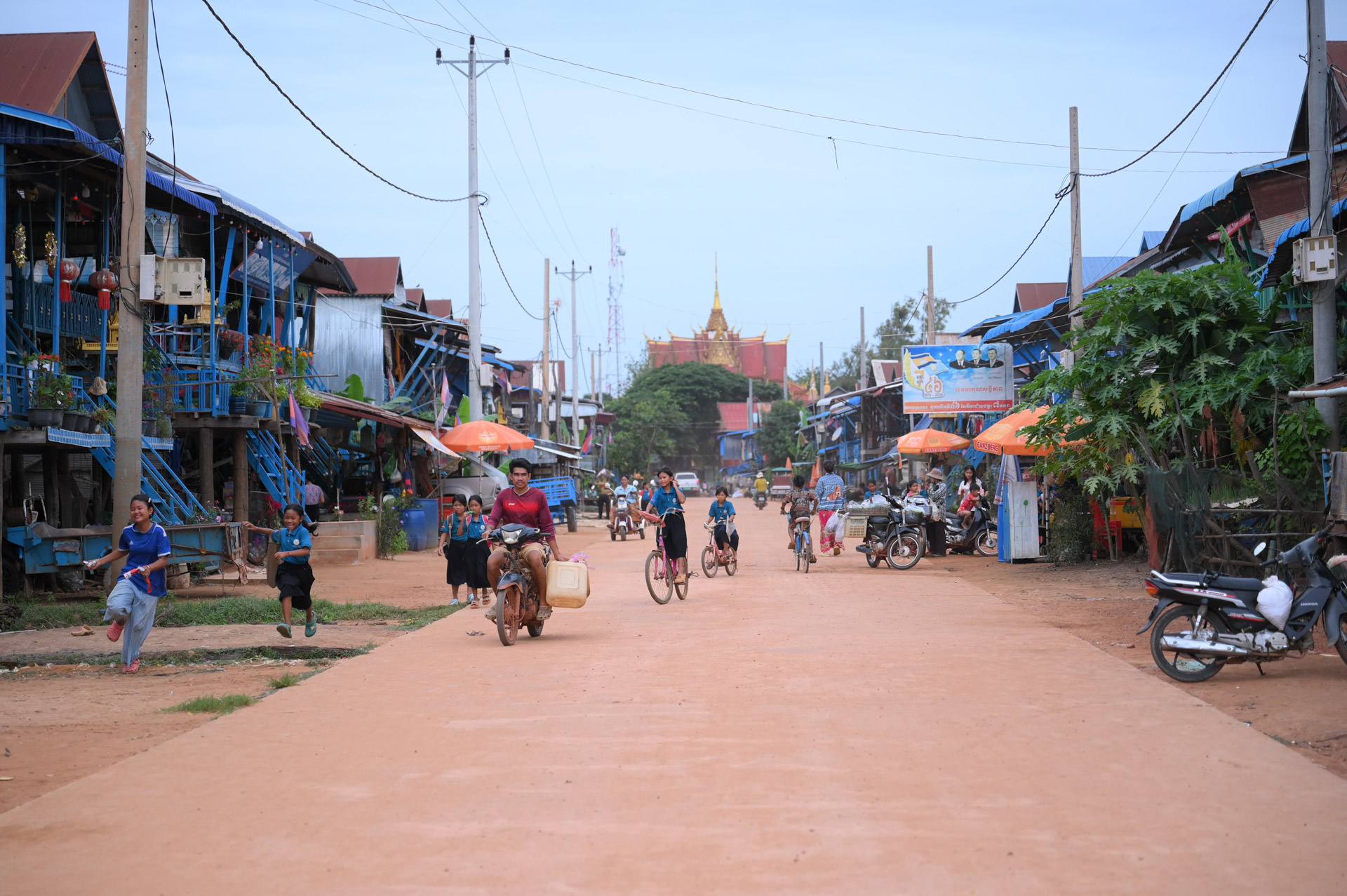 ឯកឧត្តម ឆាយ ឫទ្ធិសែន ដឹកនាំមន្ដ្រីបច្ចេកទេសអញ្ជើញចុះពិនិត្យជាក់ស្ដែងស្ថានភាពផ្លូវចំនួន ១ខ្សែ និងពិនិត្យតម្រាយខ្សែផ្លូវ ចំនួន ២ខ្សែ ស្ថិតនៅក្នុងខេត្តសៀមរាប 22 DSC 8734