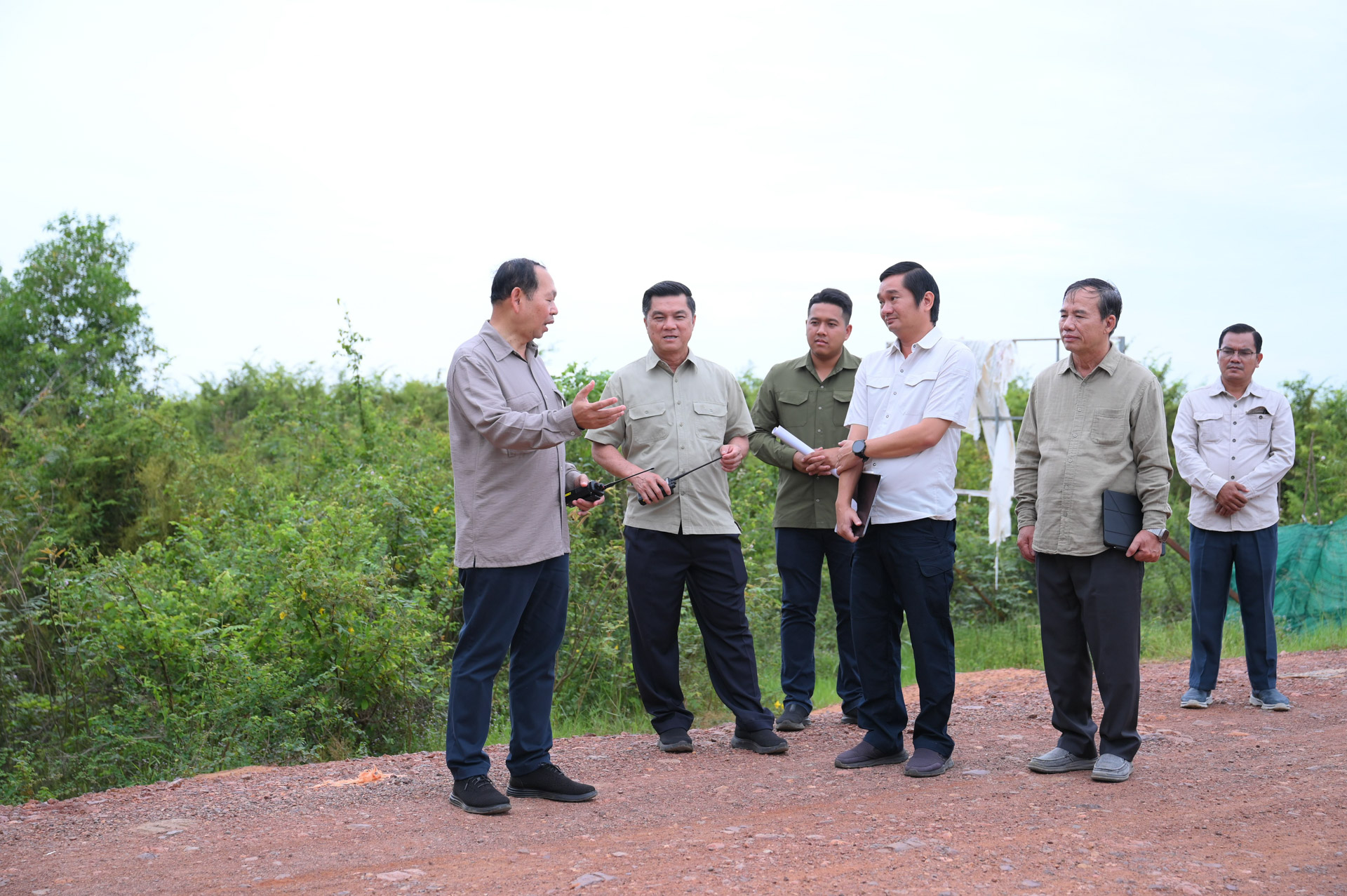 ឯកឧត្តម ឆាយ ឫទ្ធិសែន ដឹកនាំមន្ដ្រីបច្ចេកទេសអញ្ជើញចុះពិនិត្យជាក់ស្ដែងស្ថានភាពផ្លូវចំនួន ១ខ្សែ និងពិនិត្យតម្រាយខ្សែផ្លូវ ចំនួន ២ខ្សែ ស្ថិតនៅក្នុងខេត្តសៀមរាប 42 DSC 8862