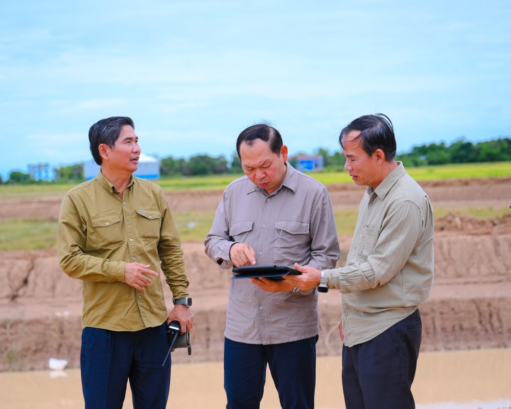 ឯកឧត្តម ឆាយ ឫទ្ធិសែន ដឹកនាំមន្ដ្រីបច្ចេកទេសអញ្ជើញចុះពិនិត្យជាក់ស្ដែងស្ថានភាពផ្លូវចំនួន ១ខ្សែ នៅក្នុងខេត្តកំពង់ធំ និងពិនិត្យផ្លូវរងផលប៉ះពាល់ដោយសារគ្រោះធម្មជាតិចំនួន ២ទីតាំង នៅក្នុងខេត្តកំពង់ចាម និងខេត្តត្បូងឃ្មុំ 2 DSC 8951 1