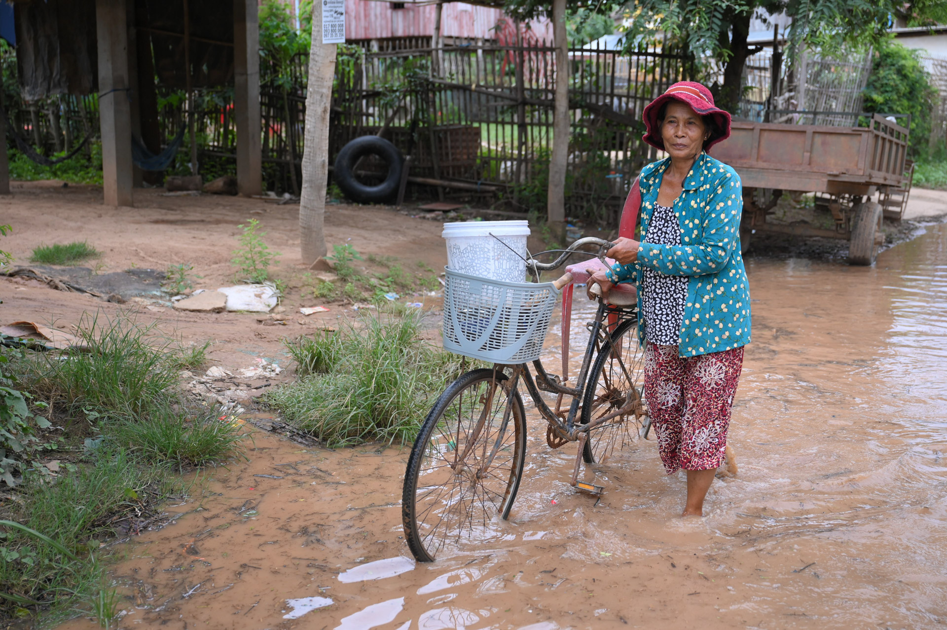 ឯកឧត្តម ឆាយ ឫទ្ធិសែន ដឹកនាំមន្ដ្រីបច្ចេកទេសអញ្ជើញចុះពិនិត្យជាក់ស្ដែងស្ថានភាពផ្លូវចំនួន ១ខ្សែ នៅក្នុងខេត្តកំពង់ធំ និងពិនិត្យផ្លូវរងផលប៉ះពាល់ដោយសារគ្រោះធម្មជាតិចំនួន ២ទីតាំង នៅក្នុងខេត្តកំពង់ចាម និងខេត្តត្បូងឃ្មុំ 58 DSC 9256
