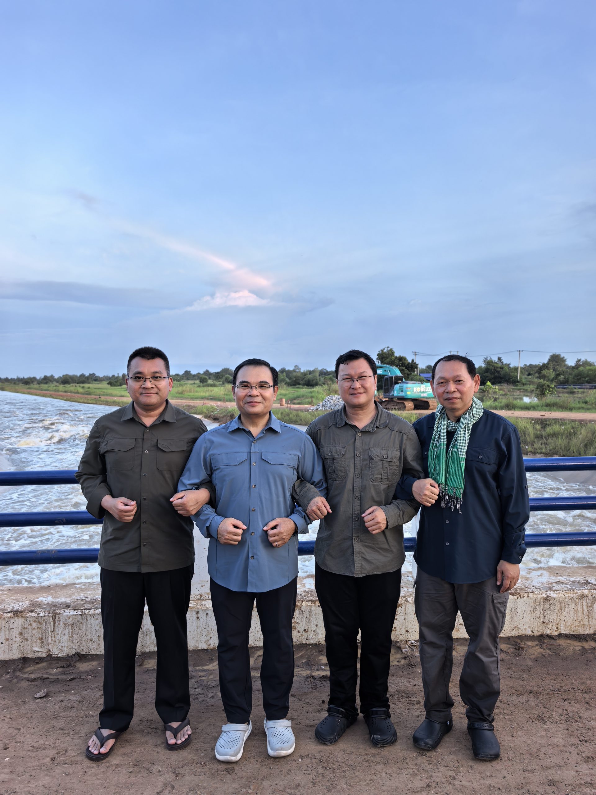 ឯកឧត្តម ឆាយ ឫទ្ធិសែន រួមជាមួយនឹងរដ្ឋមន្រ្ដី ៣ ក្រសួងទៀត អមដំណើរ សម្តេចមហាបវរធិបតី ហ៊ុន ម៉ាណែត អញ្ជើញចុះពិនិត្យស្ថានភាពទឹកជំនន់នៅក្នុងភូមិសាស្ត្រខេត្តបាត់ដំបង និងខេត្តបន្ទាយមានជ័យ 7 IMG 20260928 180000 scaled