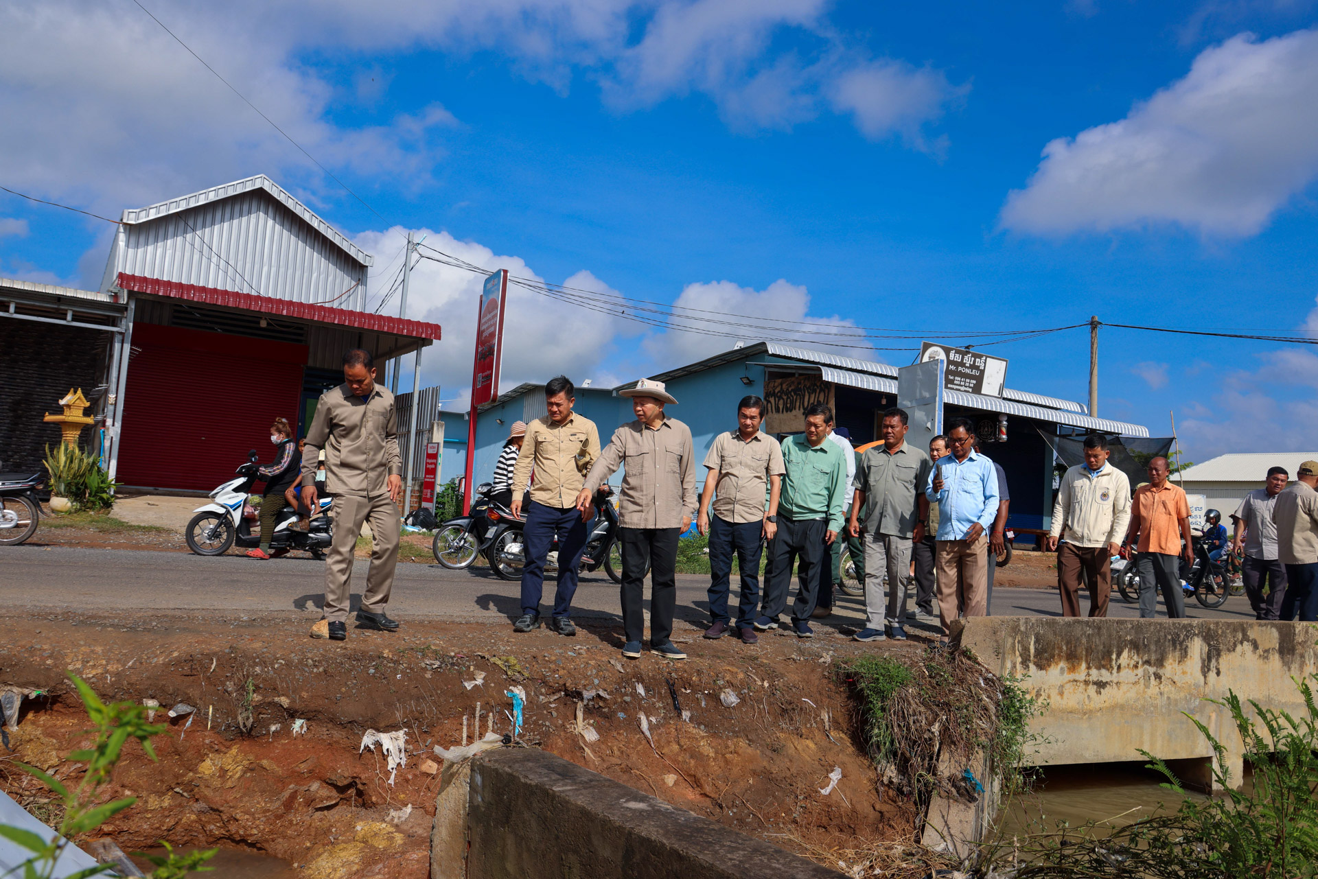 ឯកឧត្ដម ឆាយ ឫទ្ធិសែន អញ្ជើញចុះពិនិត្យជាក់ស្ដែងហេដ្ឋារចនាសម្ព័ន្ធផ្លូវជនបទចំនួន ០៣ខ្សែ ដែលបានរងផលប៉ះពាល់ដោយសារជំនន់ទឹកភ្លៀង ស្ថិតនៅក្នុងស្រុកសាមគ្គីមានជ័យ ខេត្តកំពង់ឆ្នាំង។ 3 1 8