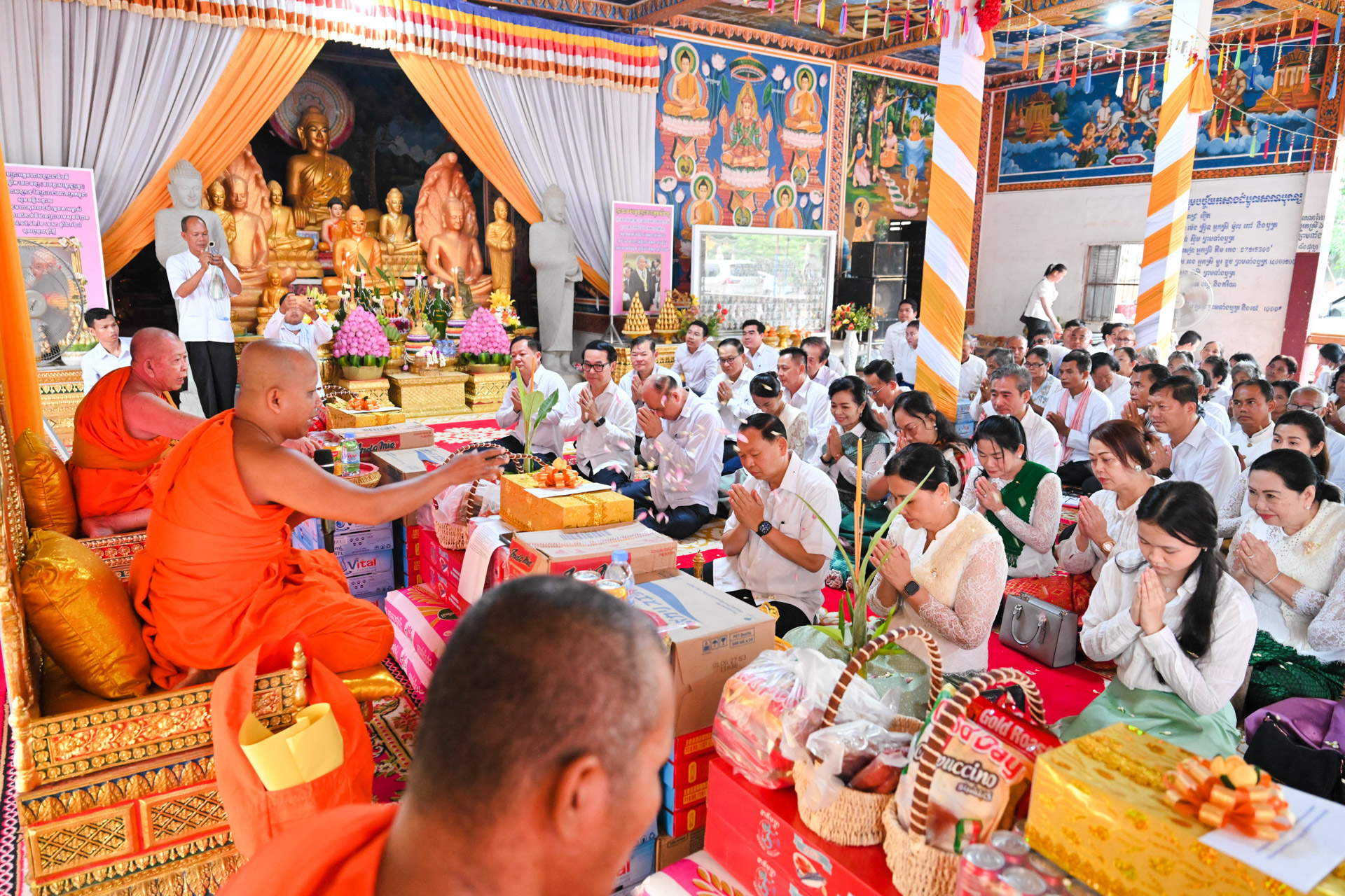 ឯកឧត្តម ឆាយ ឫទ្ធិសែន នាំយកទេយ្យទាន និងបច្ច័យរបស់សម្តេចធិបតី នាយករដ្ឋមន្ត្រី និងលោកជំទាវបណ្ឌិតចូលរួមកាន់បិណ្ឌ វេនទី១២ នៅវត្តចំនួន៣ ស្ថិតនៅស្រុកសាមគ្គីមានជ័យ ខេត្តកំពង់ឆ្នាំង 20 12 4