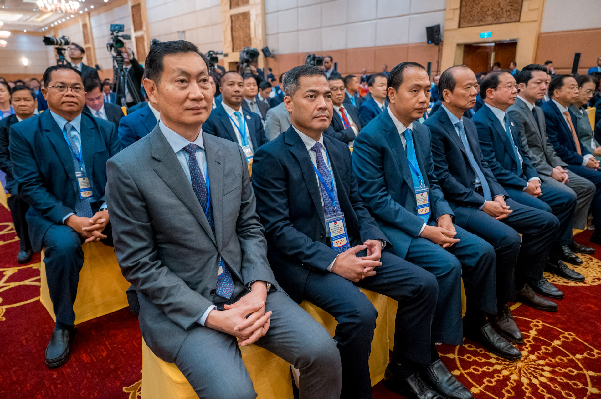 ឯកឧត្តម ឆាយ ឫទ្ធិសែន អញ្ជើញចូលរួមជាកិត្តិយសក្នុងពិធីប្រកាសដាក់ឱ្យអនុវត្តជាផ្លូវការ “យុទ្ធសាស្ត្រជាតិស្តីពីការអភិវឌ្ឍសហគ្រាសធុនមីក្រូ តូច និងមធ្យម ឆ្នាំ២០២៦-២០៣០” 32 17 8