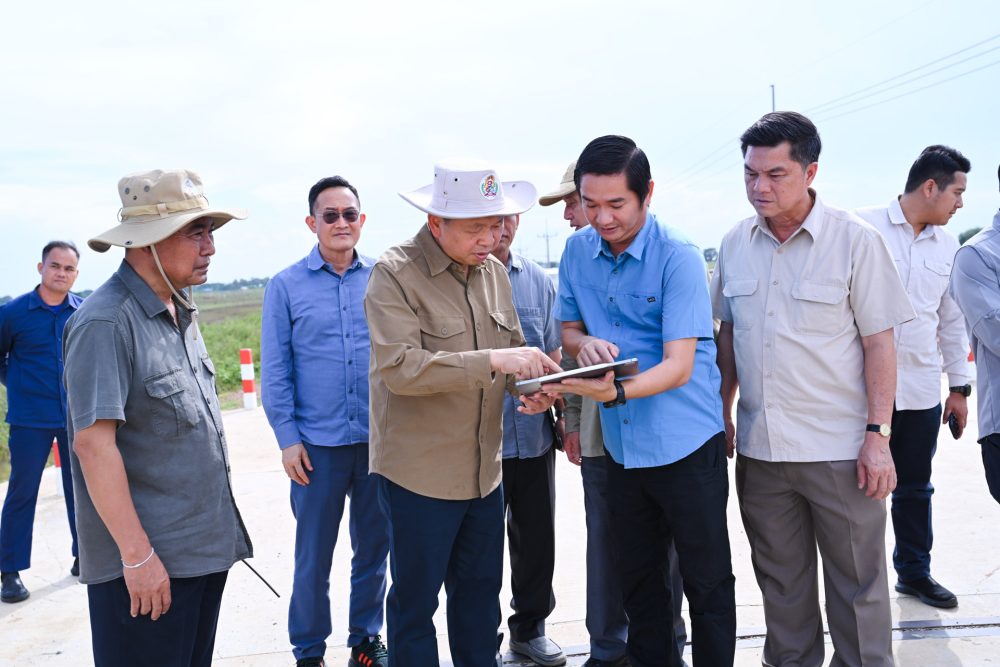 ឯកឧត្ដម ឆាយ ឫទ្ធិសែន ដឹកនាំមន្ដ្រីបច្ចេកទេស អញ្ជើញចុះពិនិត្យជាក់ស្ដែងហេដ្ឋារចនាសម្ព័ន្ធផ្លូវជនបទចំនួន ៣ខ្សែ ដែលស្ថិតនៅក្នុងខេត្តបាត់ដំបង 2 2 19